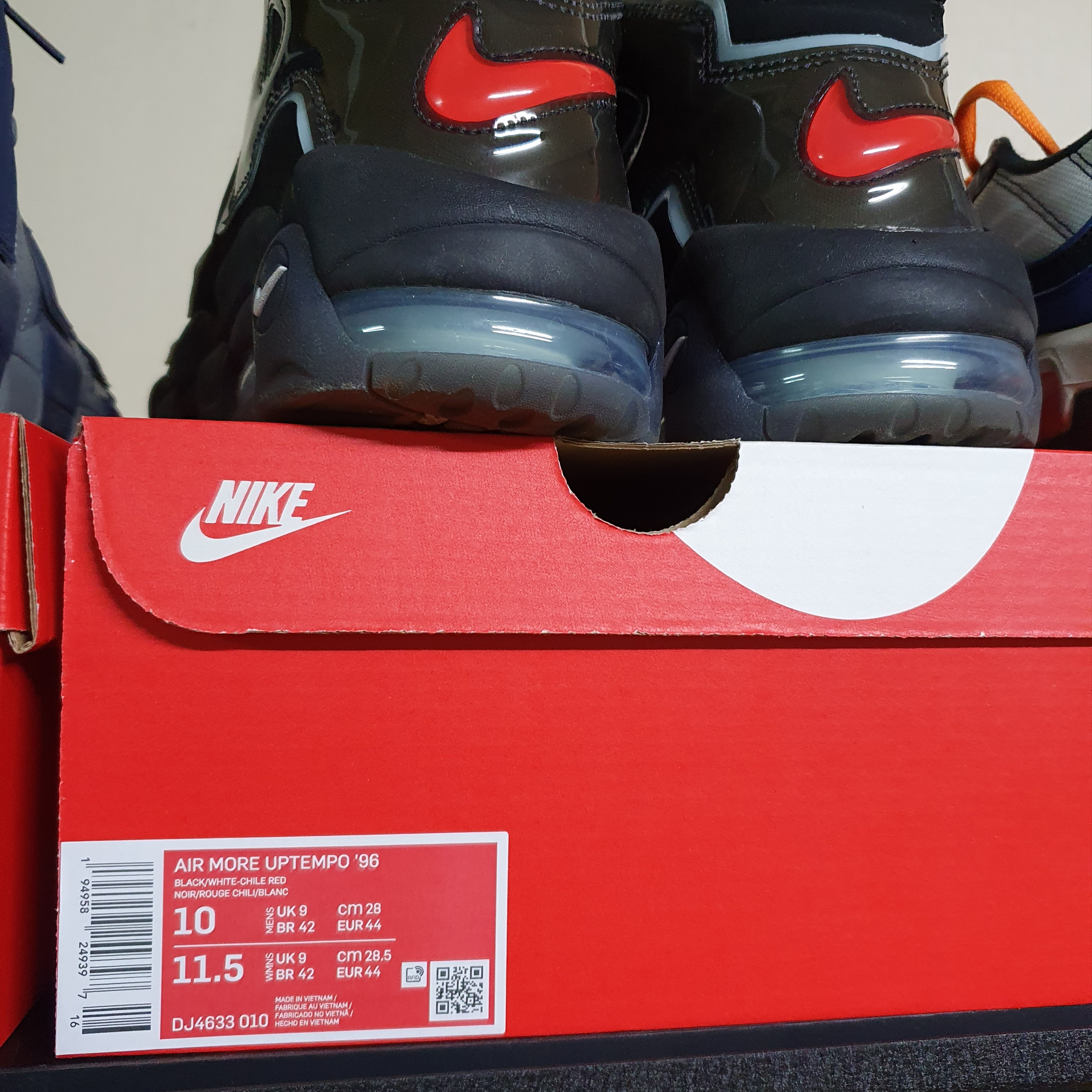 Nike Air More Uptempo 96 Maximum Volume 착용 스타일 - 1