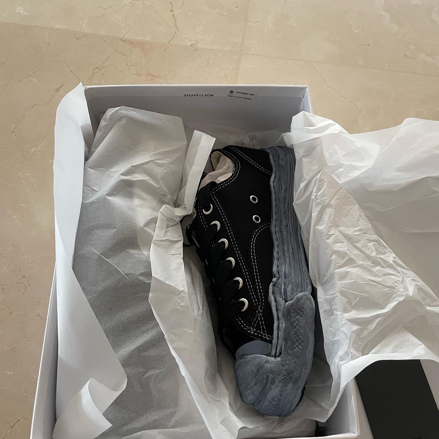 Maison Mihara Yasuhiro Hank OG Sole OD Canvas Low-top Sneakers Black 착용 스타일 - 2