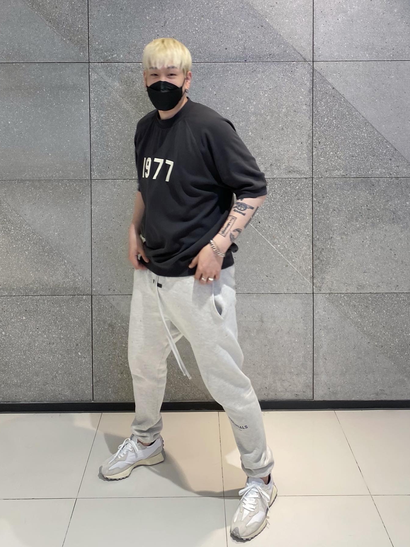 Essentials The Core Collection Sweatpants Oatmeal, Essentials 1977 Short Sleeve Raglan Crewneck Sweatshirt Iron - 22SS 착용 스타일 - 2