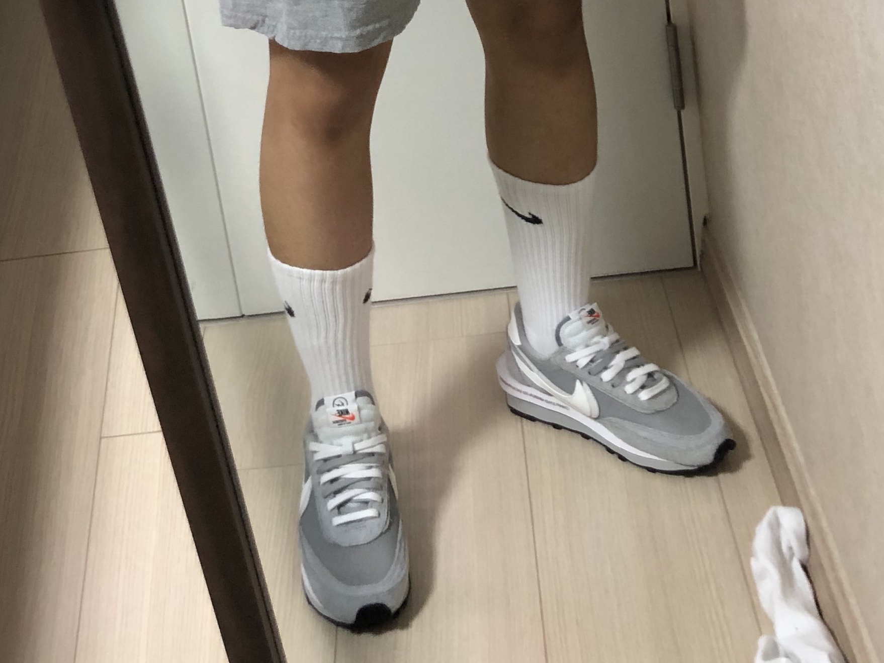 Nike x Sacai x Fragment LDWaffle Light Smoke Grey, (W) Jordan 1 Elevate Low White and Wolf Grey 착용 스타일 - 1