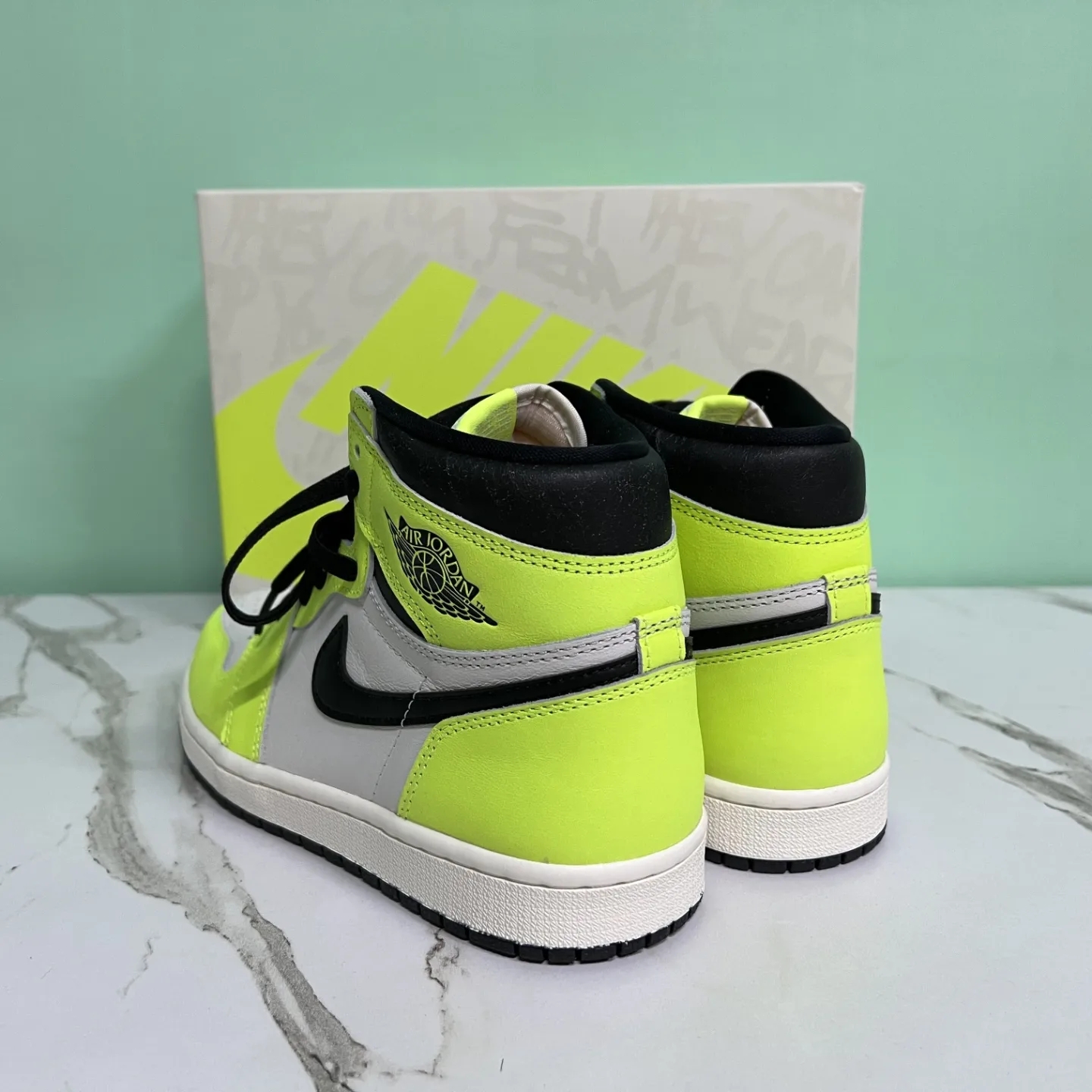 Jordan 1 Retro High OG Volt 착용 스타일 - 5