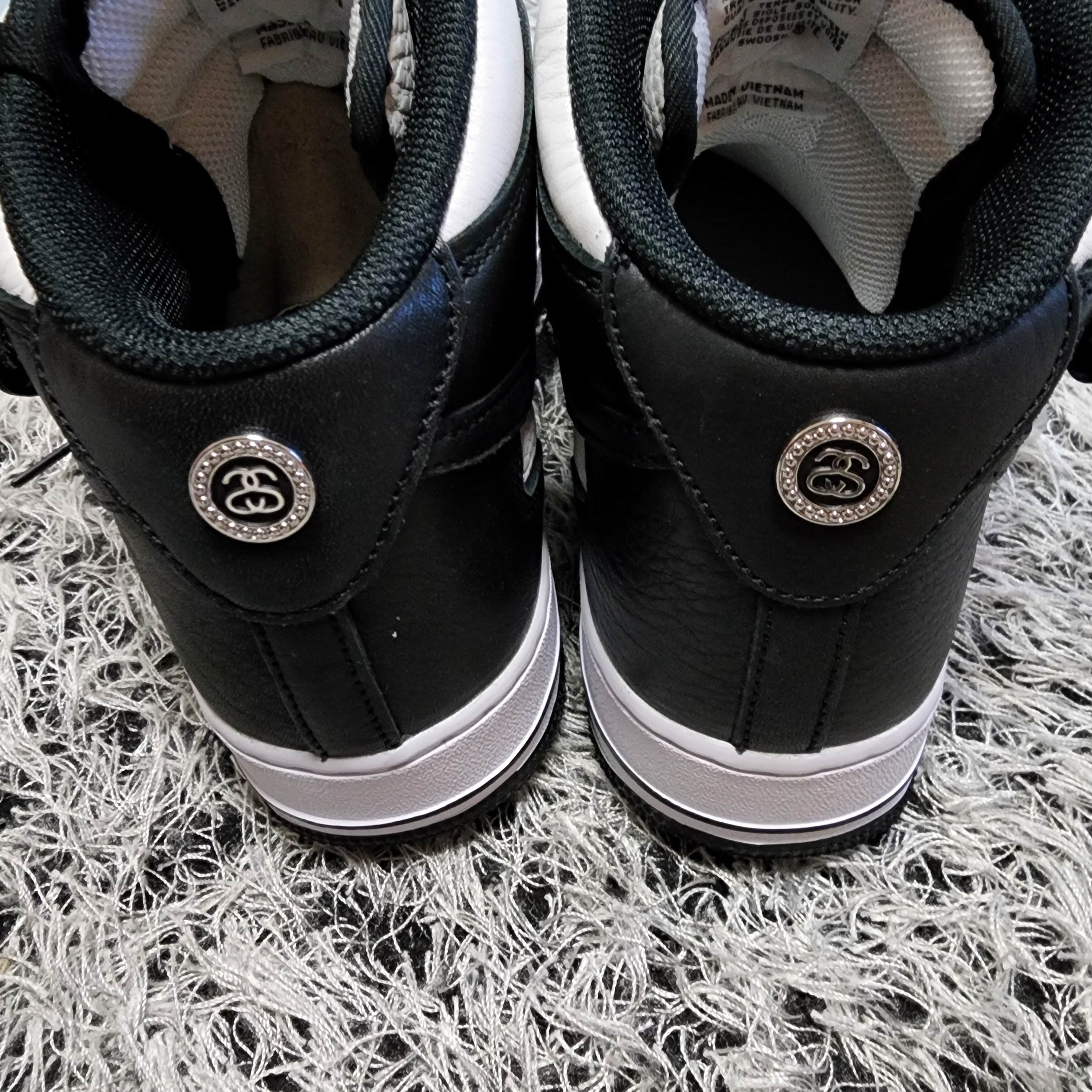 Nike x Stussy Air Force 1 '07 Mid SP Black and Light Bone 착용 스타일 - 3