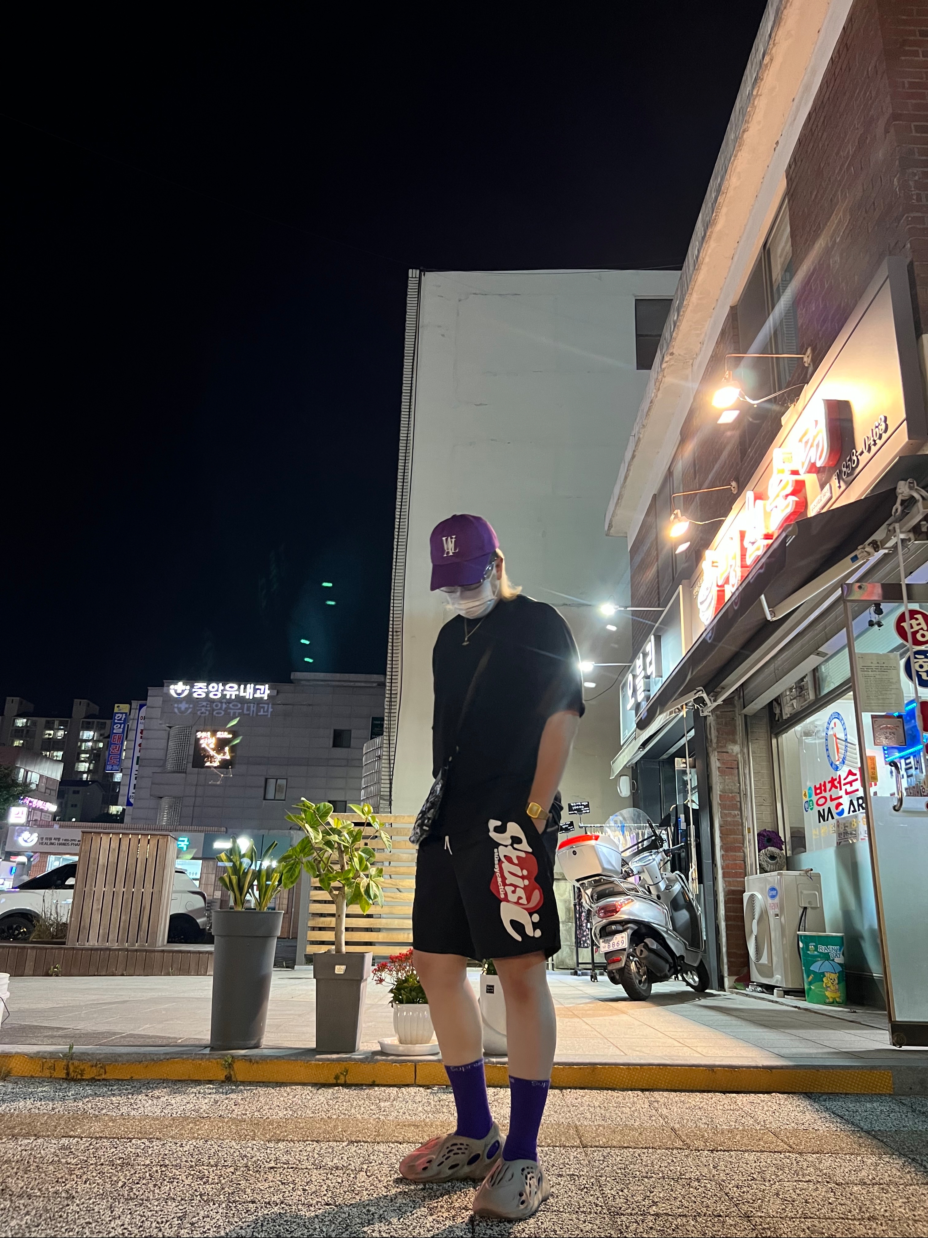 Adidas Yeezy Foam RNNR MX Sand Grey, Supreme Hanes Crew Socks Purple (4 Pack) 착용 스타일