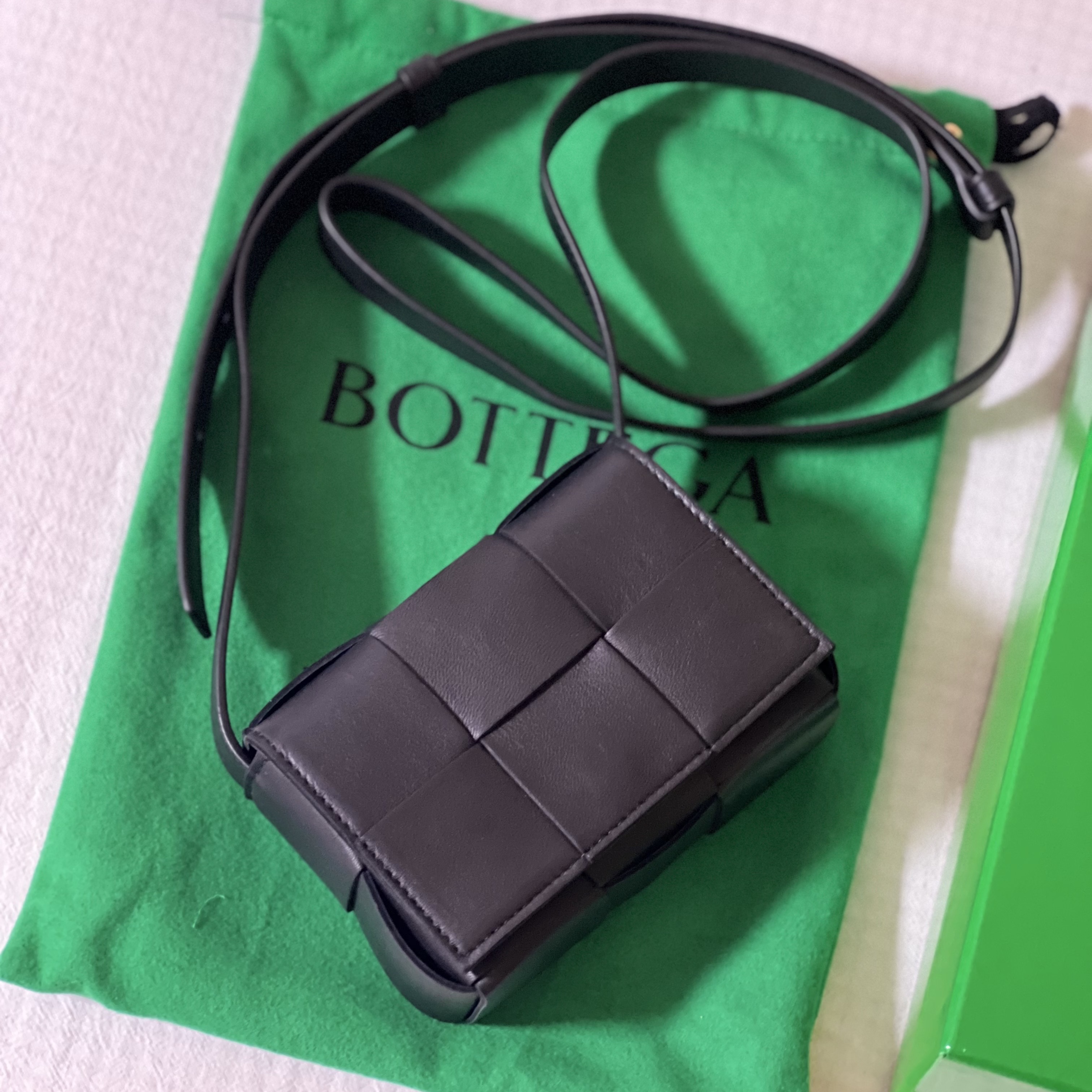 Bottega Veneta Mini Leather Cassette Black 착용 스타일