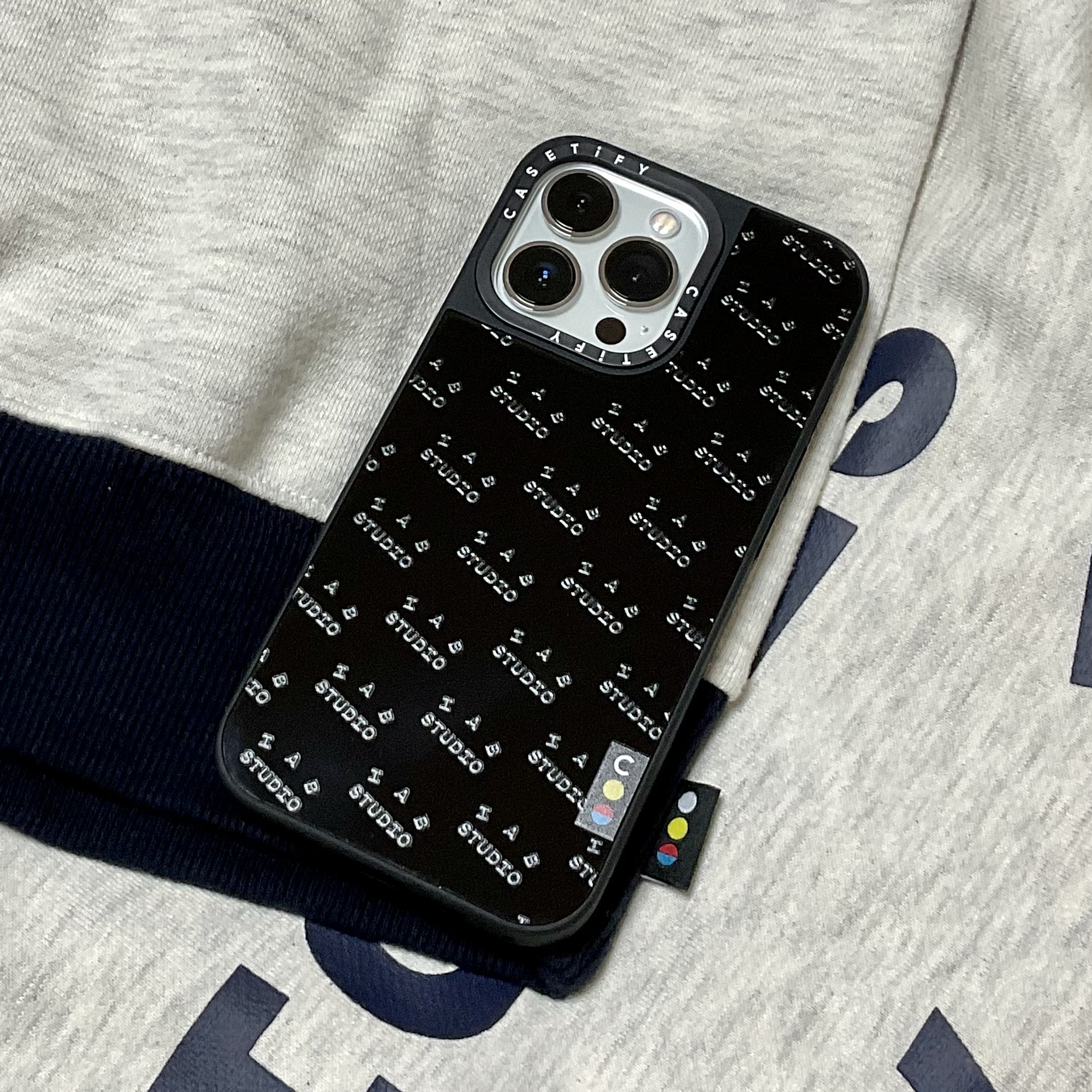 Casetify x IAB Studio iPhone Black Monogram Logo MagSafe Mirror Case Black, IAB Studio Sweatshirt Oatmeal Navy 착용 스타일