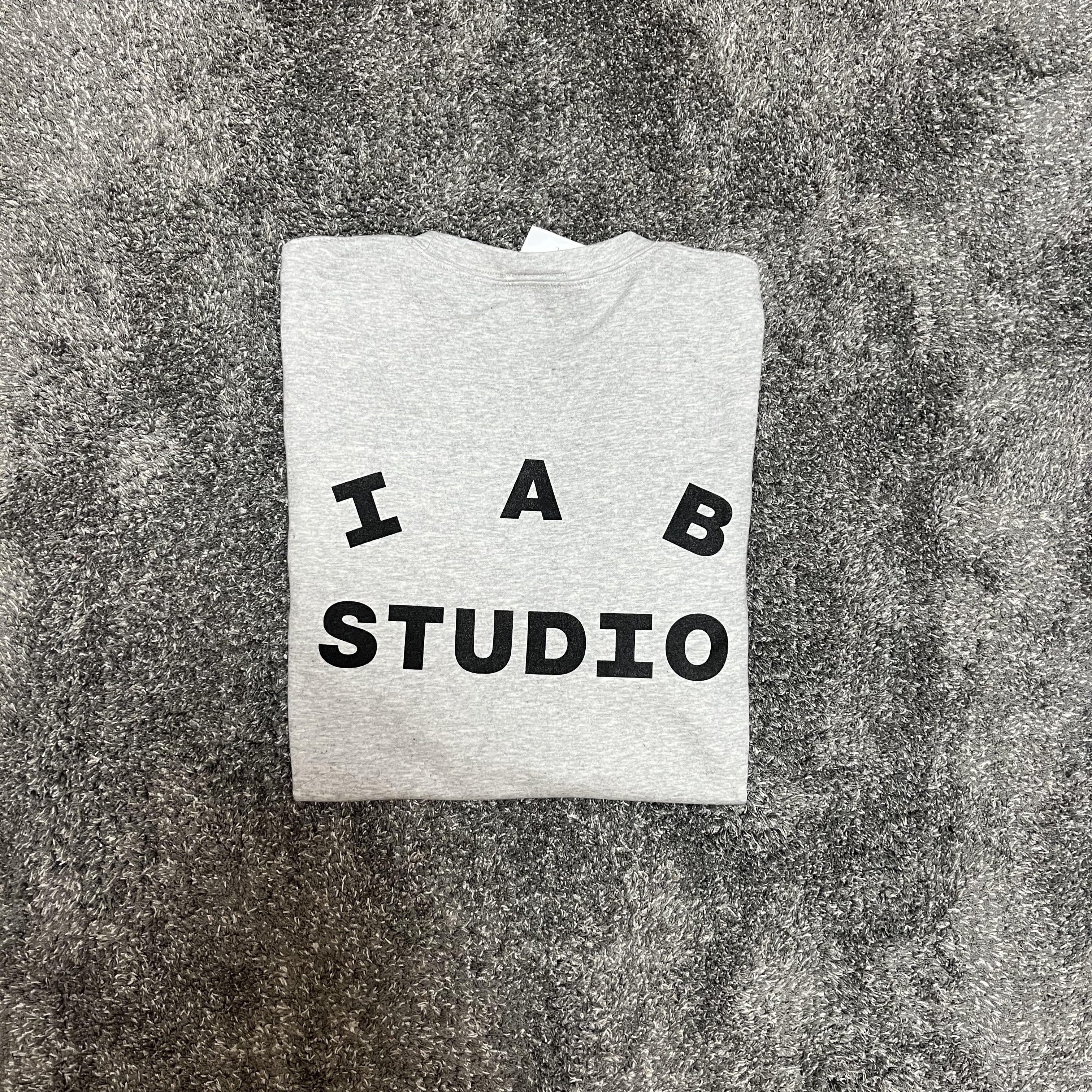 IAB Studio Long Sleeve Gray 착용 스타일