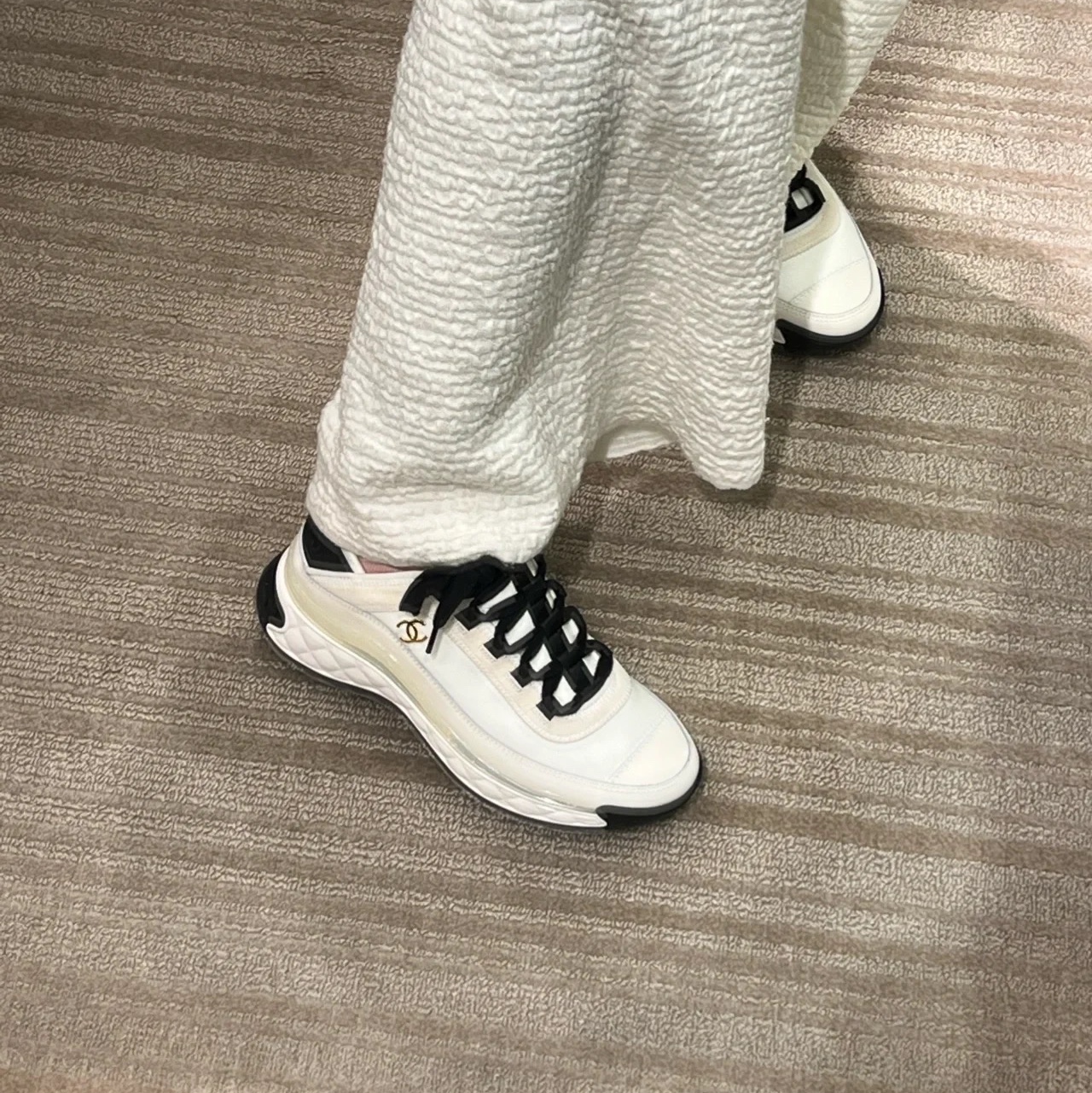 (W) Chanel Mixed Fibers Sneakers Velvet Calfskin & Gold Ivory 착용 스타일 - 2