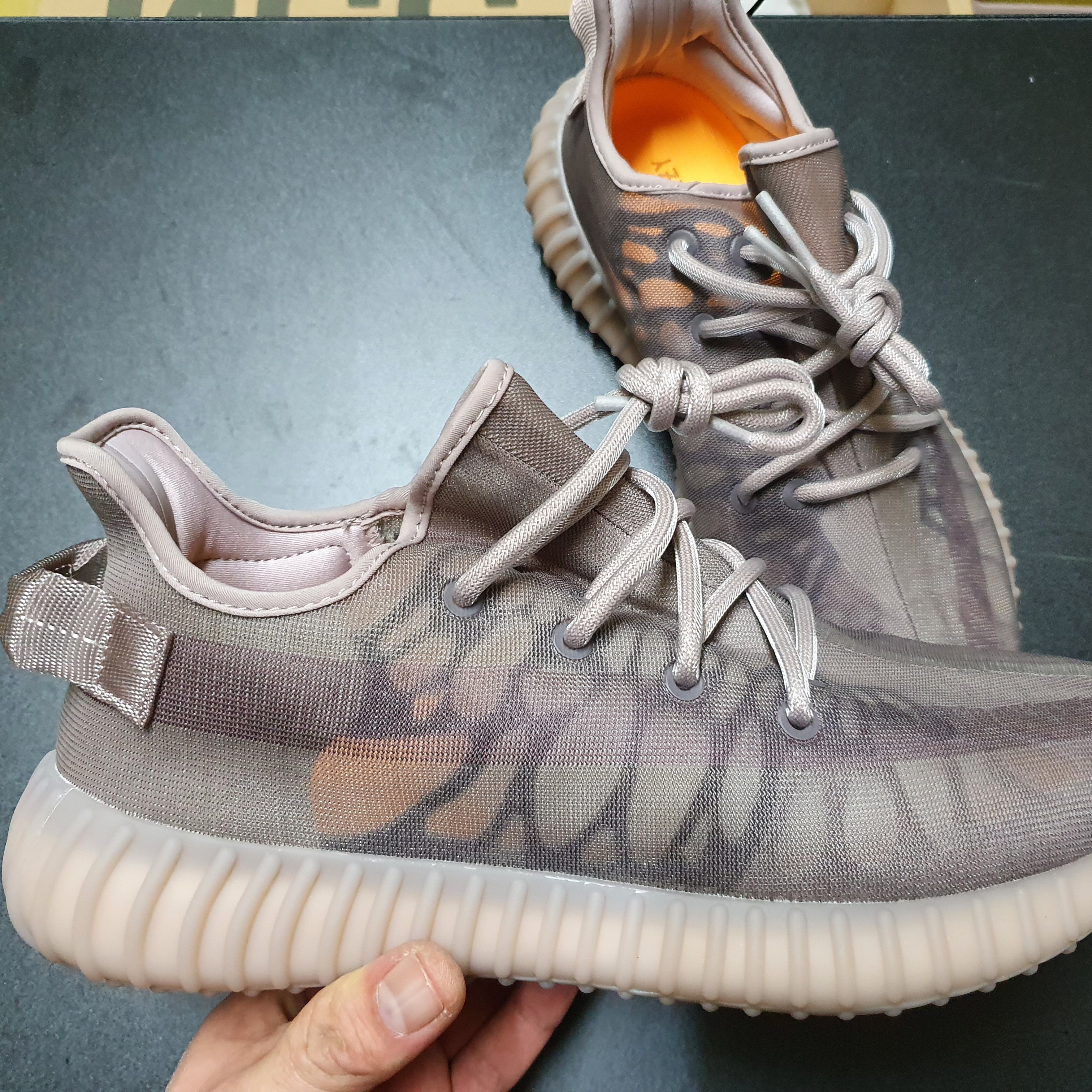 Adidas Yeezy Boost 350 V2 Mono Mist 착용 스타일 - 5