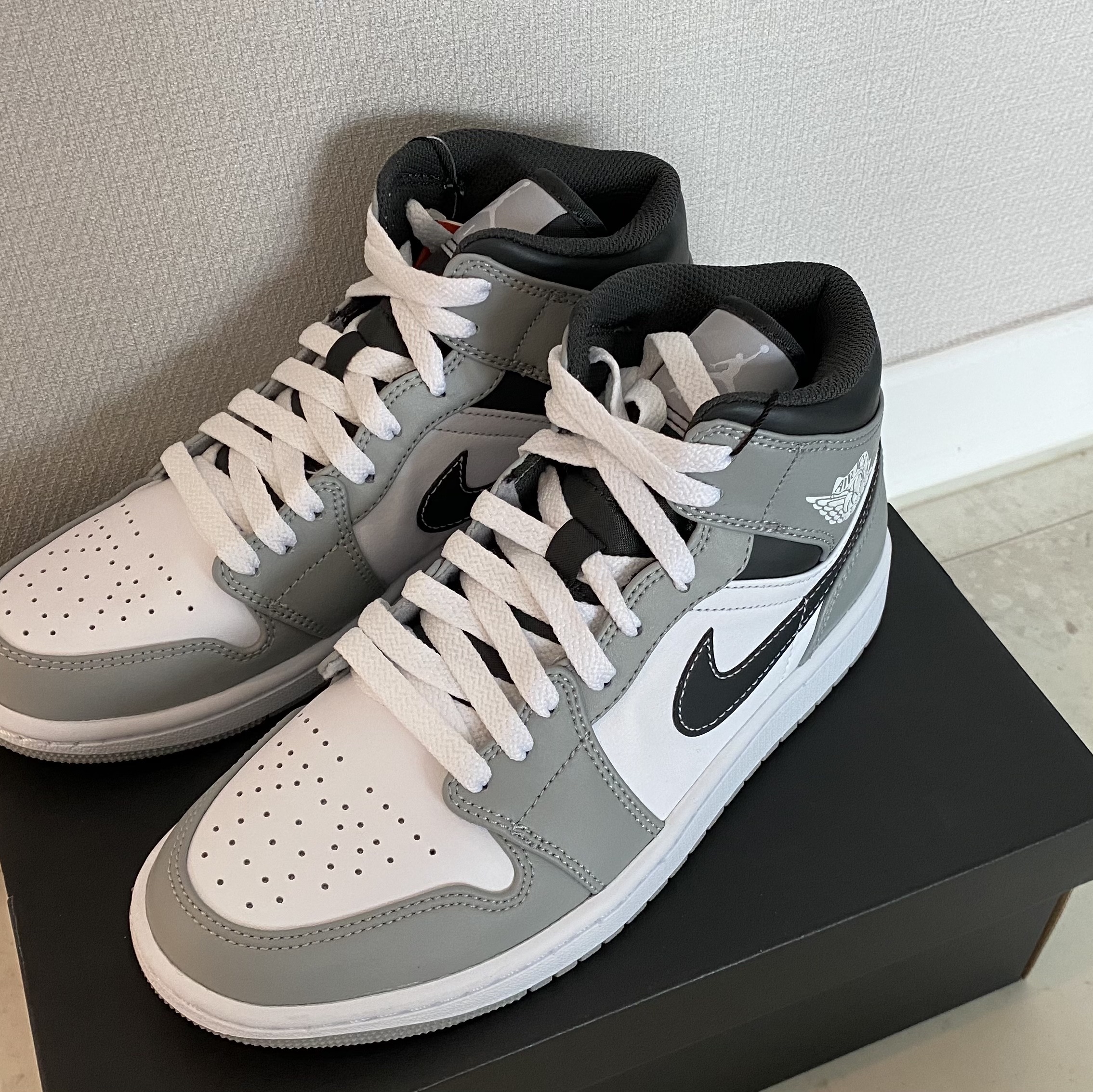 Jordan 1 Mid Light Smoke Grey Anthracite, (GS) Jordan 1 Mid Light Smoke Grey Anthracite 착용 스타일 - 1