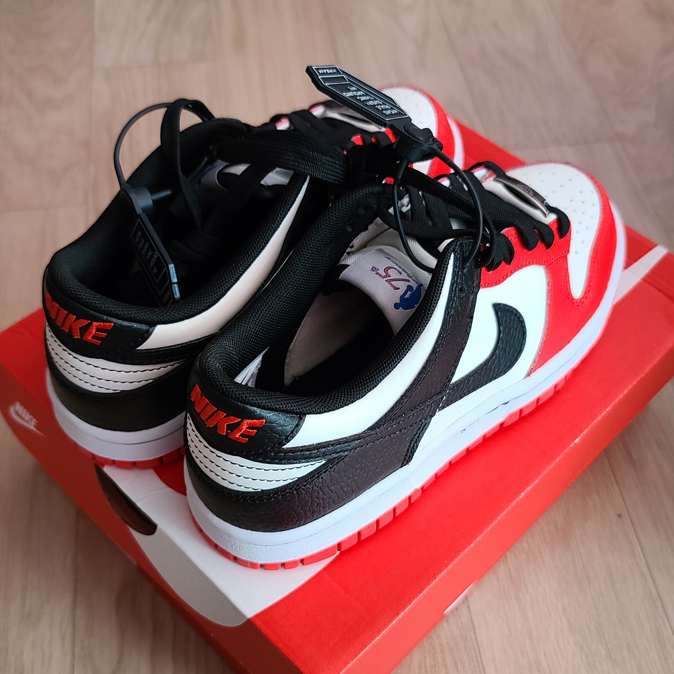 (GS) Nike x NBA Dunk Low Black and Chile Red 착용 스타일 - 2