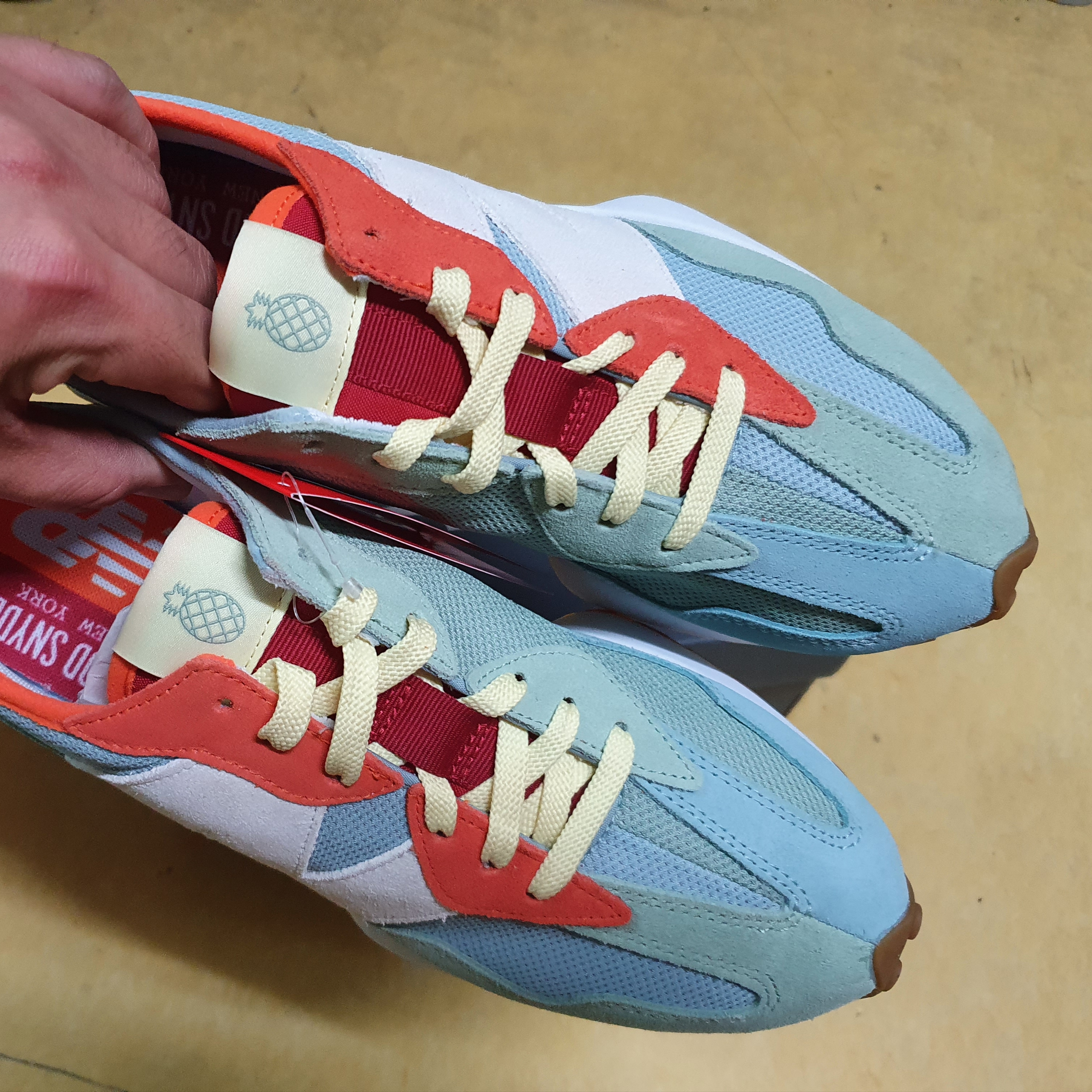 New Balance x Todd Snyder Farmers Market 327 Pineapple 착용 스타일 - 3