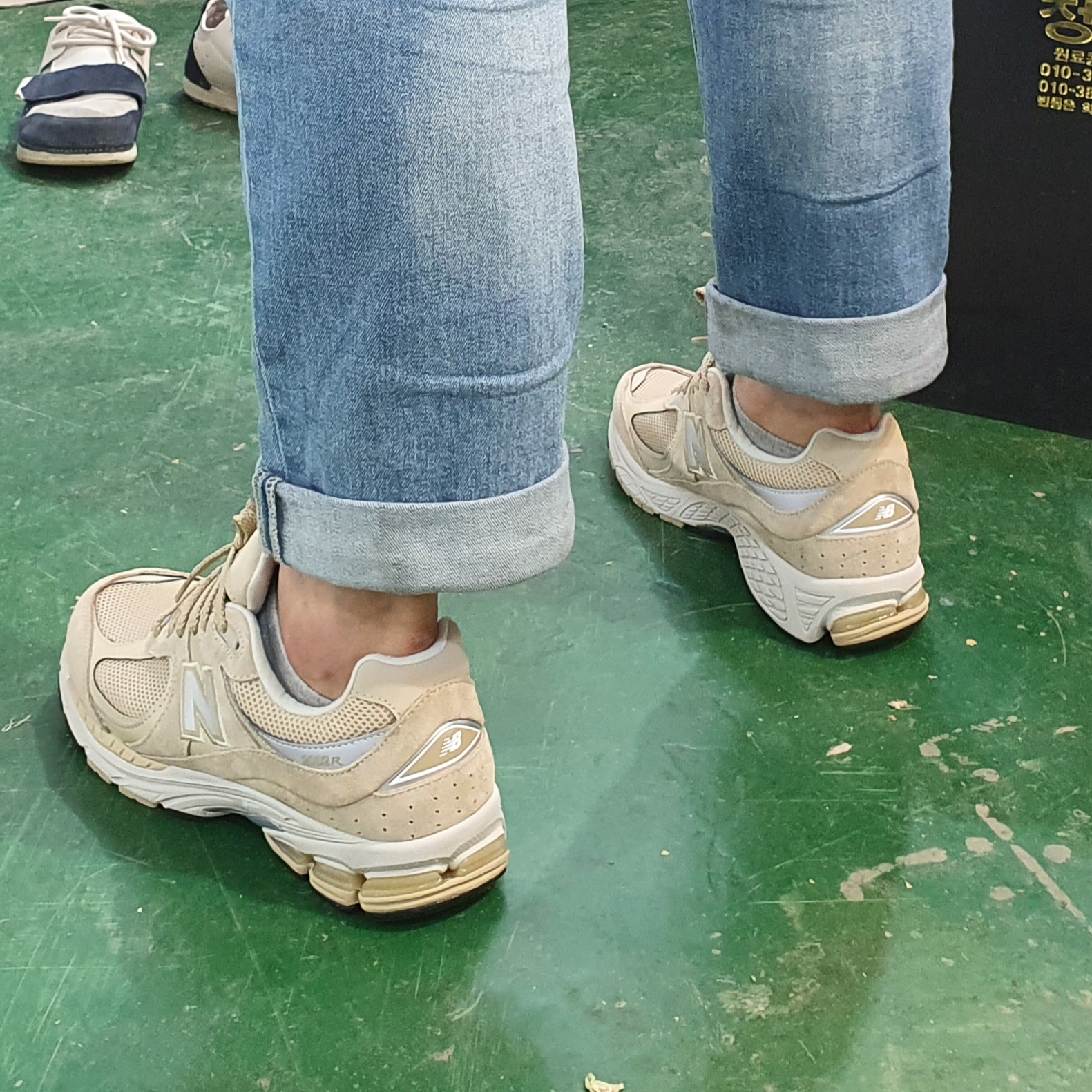 New Balance 2002R T2 Beige 착용 스타일 - 1