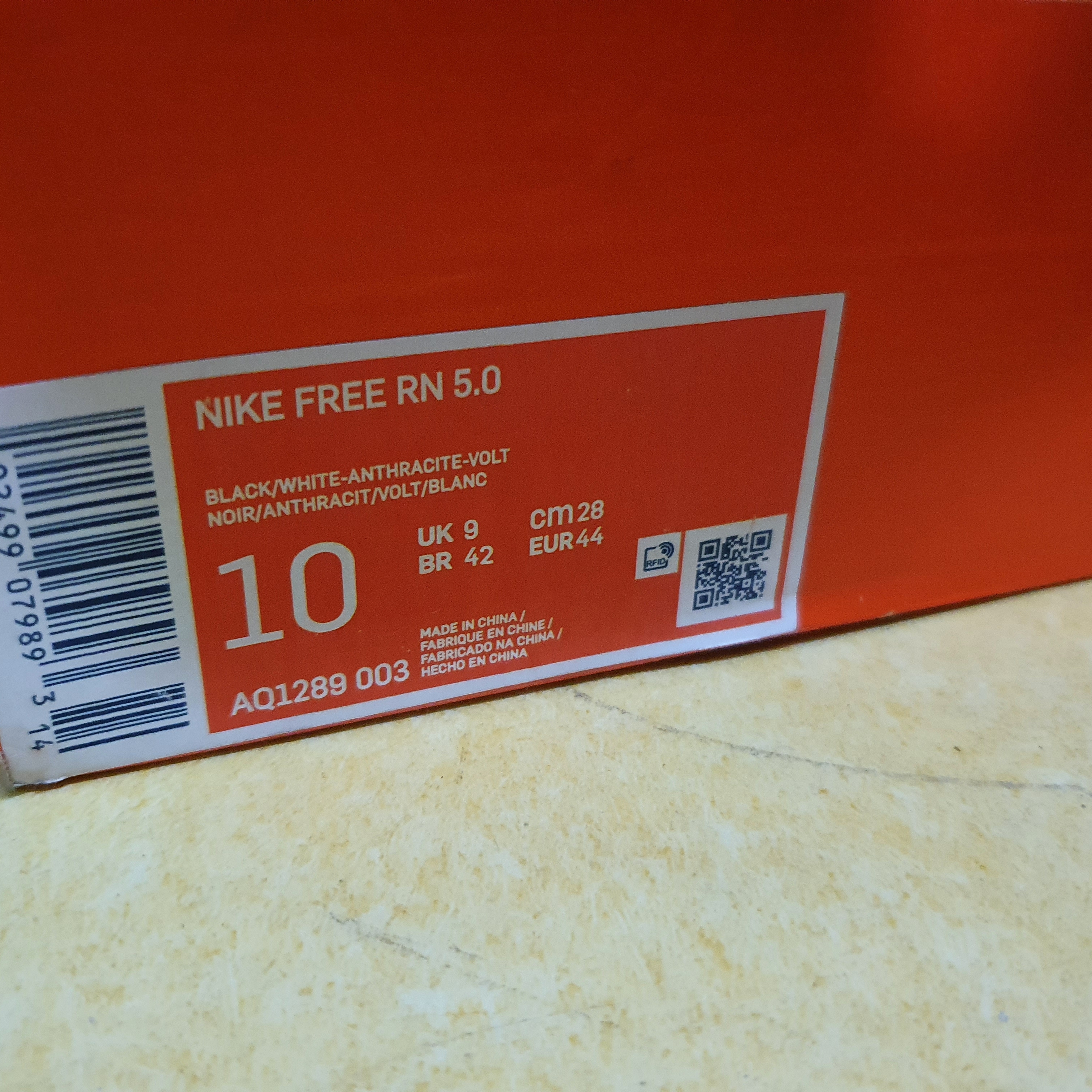 Nike Free RN 5.0 Summit White Volt Glow Black 착용 스타일 - 1
