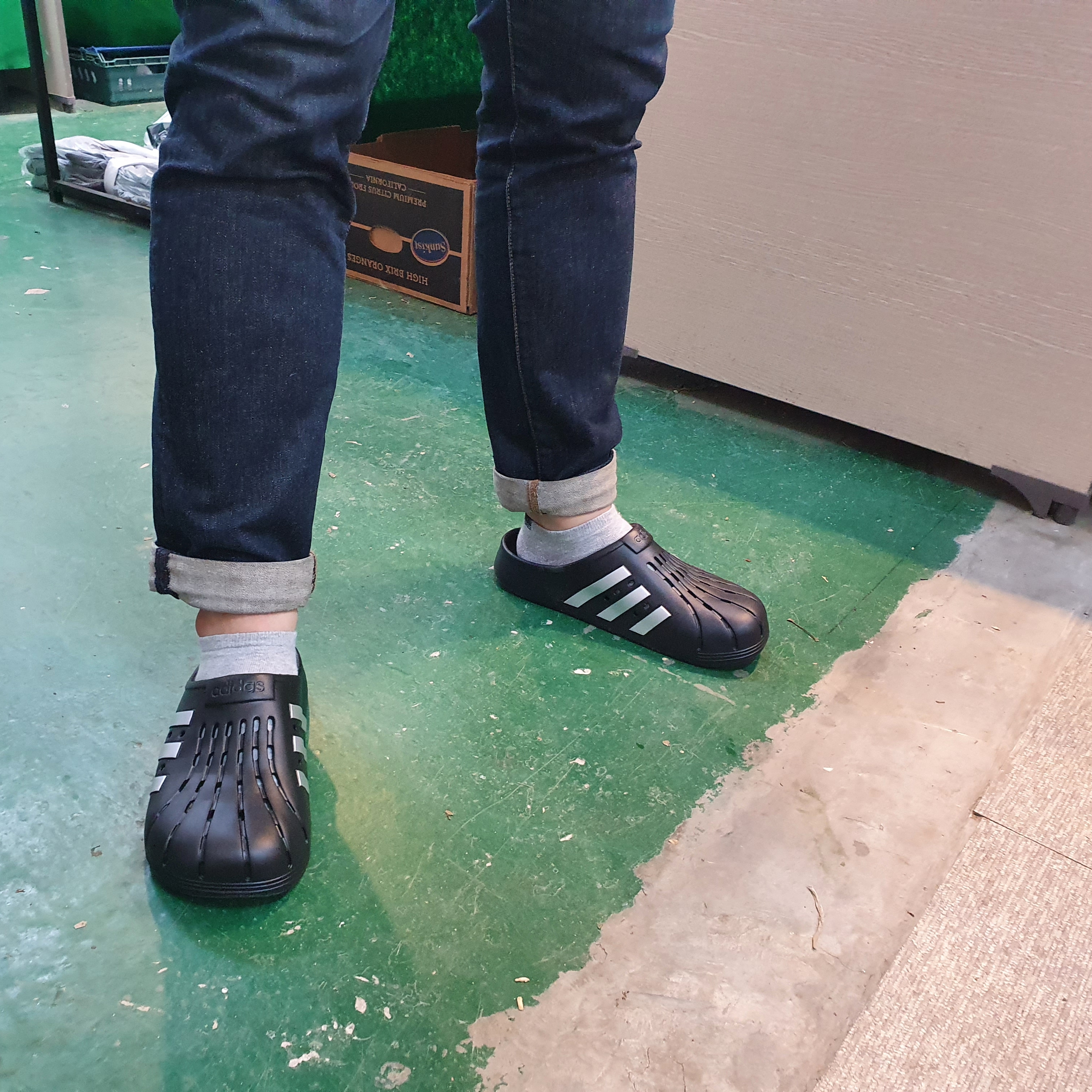 Adidas Adilette Clog White Black 착용 스타일 - 3