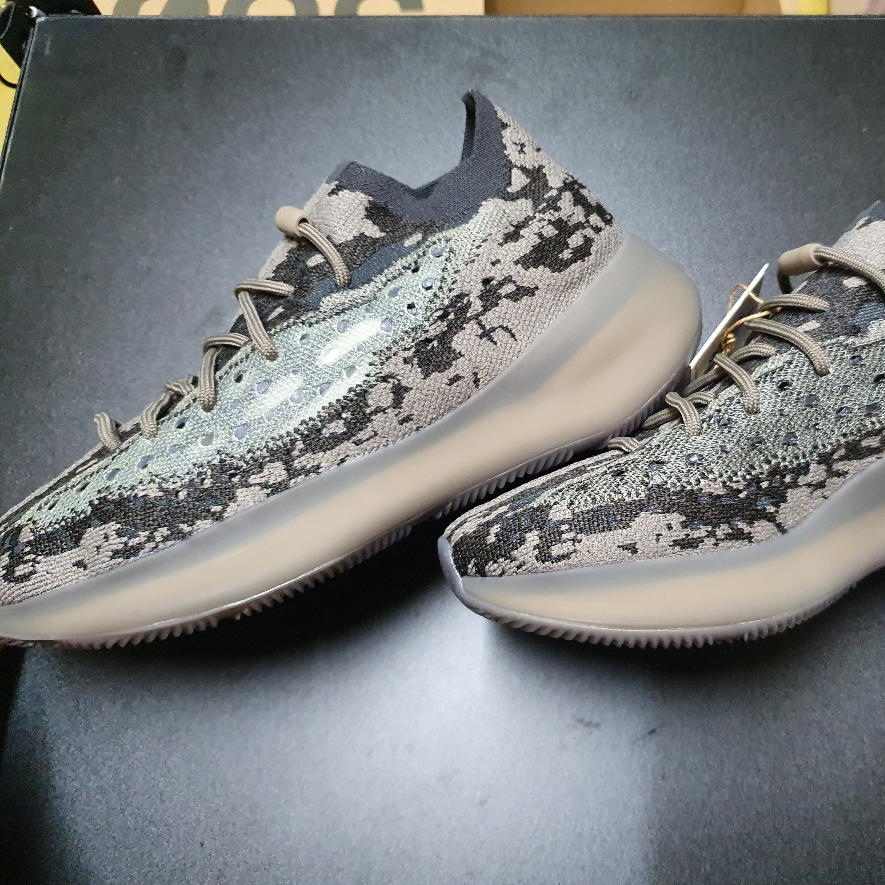 Adidas Yeezy Boost 380 Stone Salt 착용 스타일 - 1