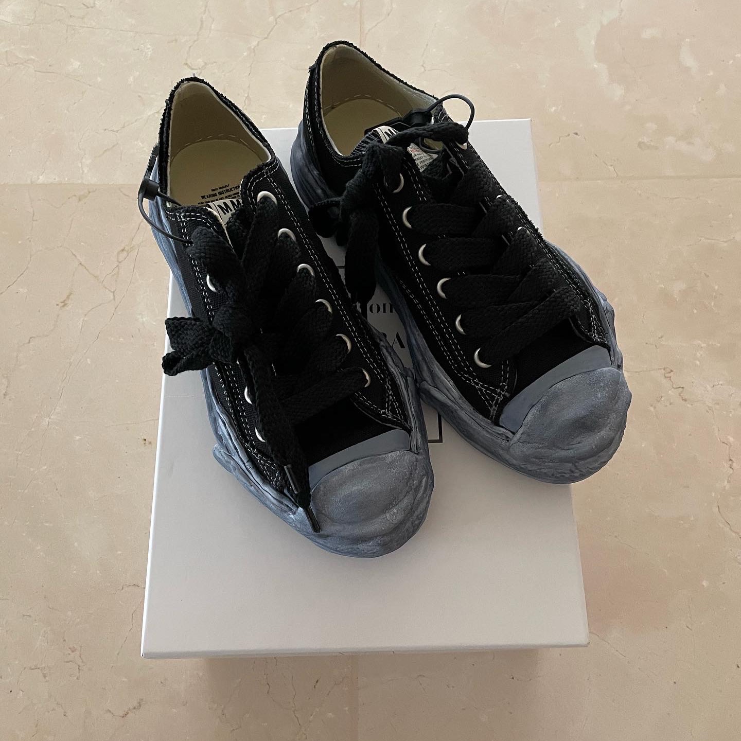 Maison Mihara Yasuhiro Hank OG Sole OD Canvas Low-top Sneakers Black 착용 스타일 - 3