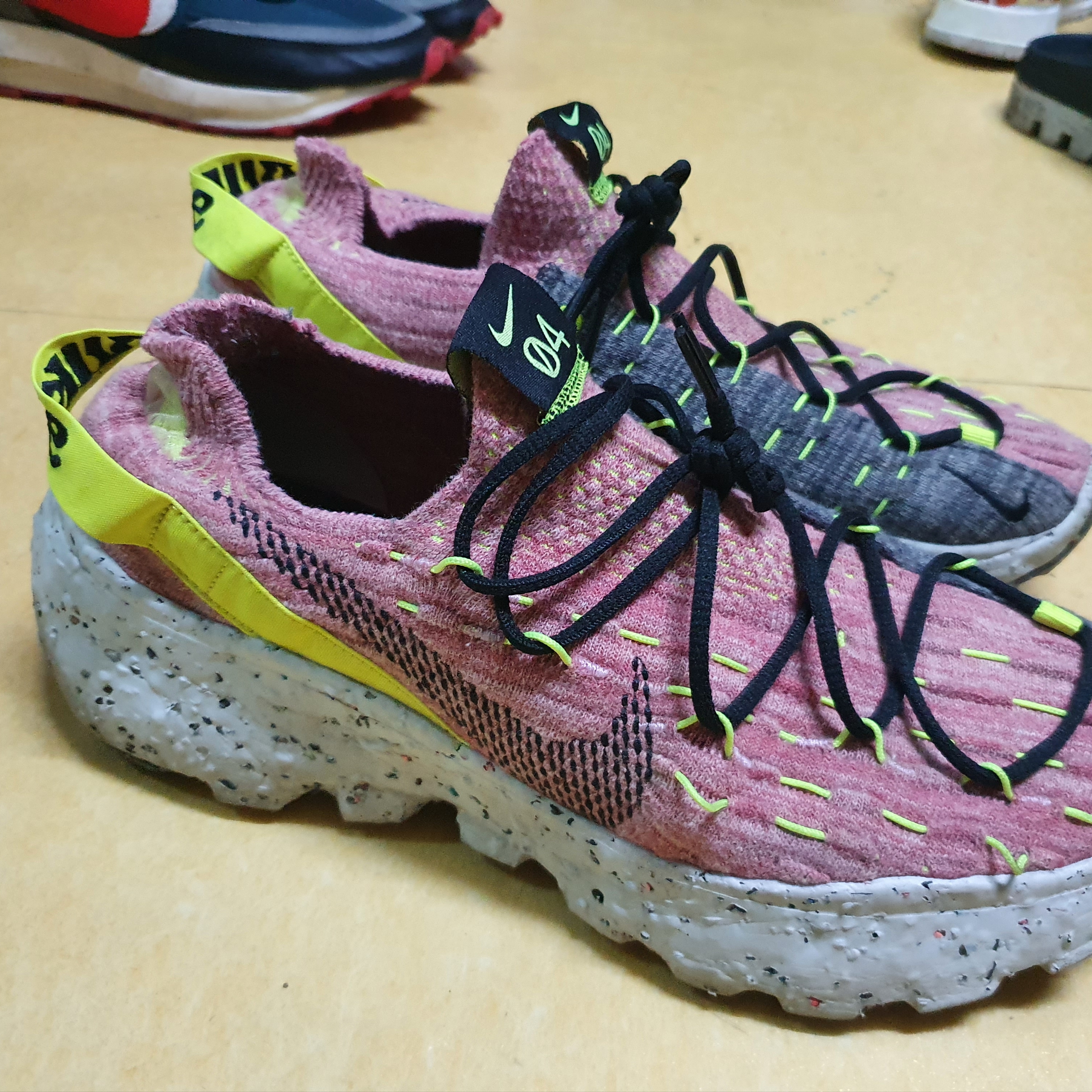 Nike Space Hippie 04 Lemon Venom 착용 스타일 - 3