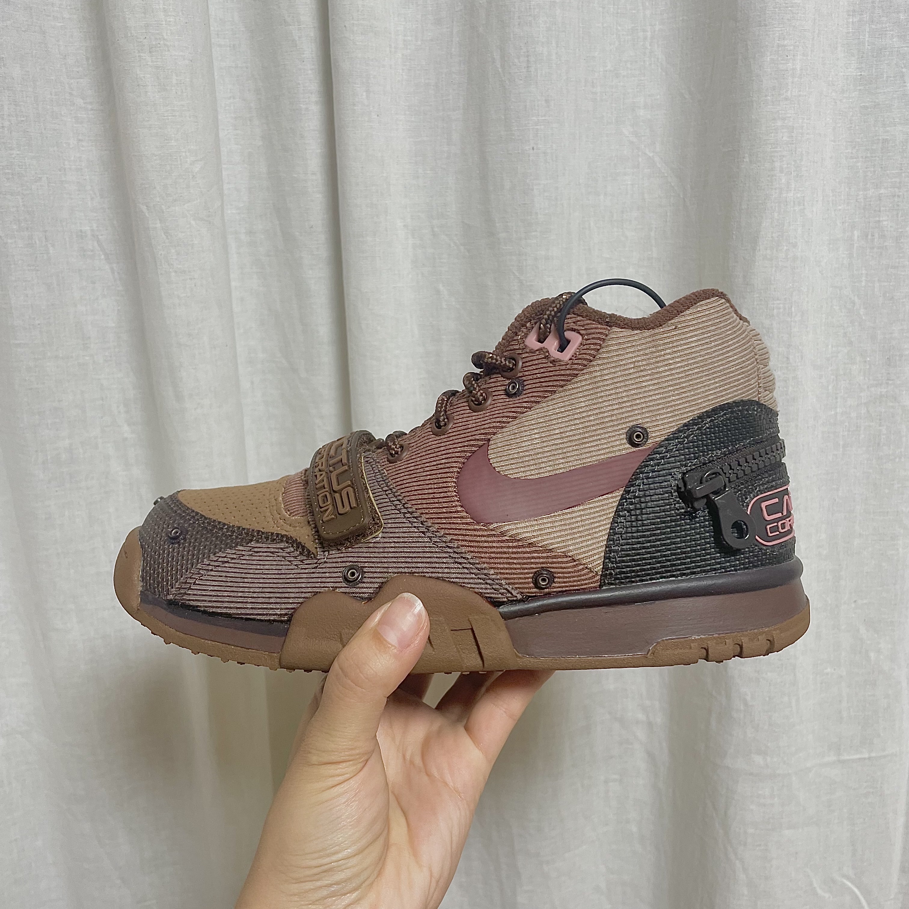 Nike x Travis Scott Air Trainer 1 Archaeo Brown and Rust Pink 착용 스타일 - 2