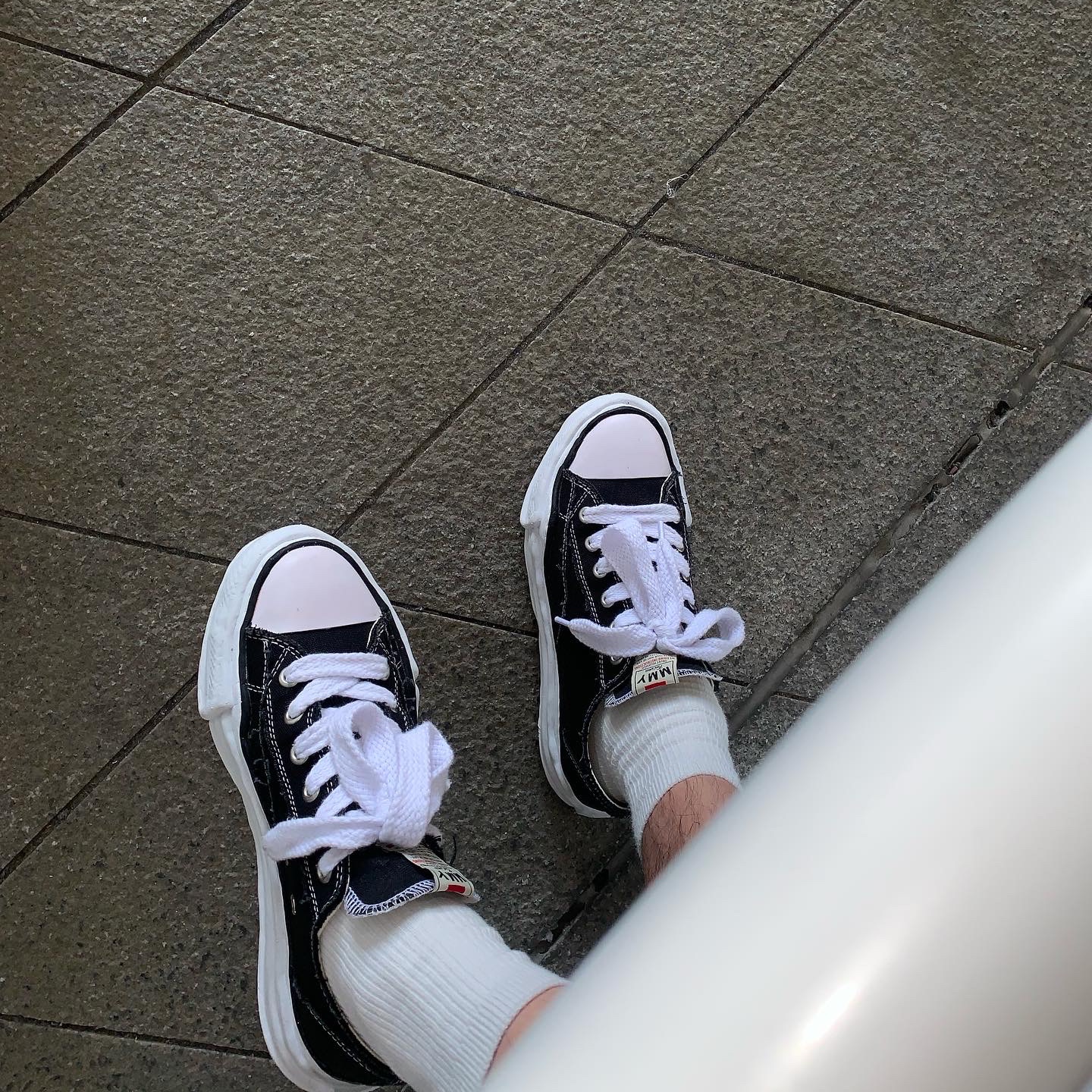 Maison Mihara Yasuhiro Peterson OG Sole Canvas Low Sneakers Black 착용 스타일 - 3