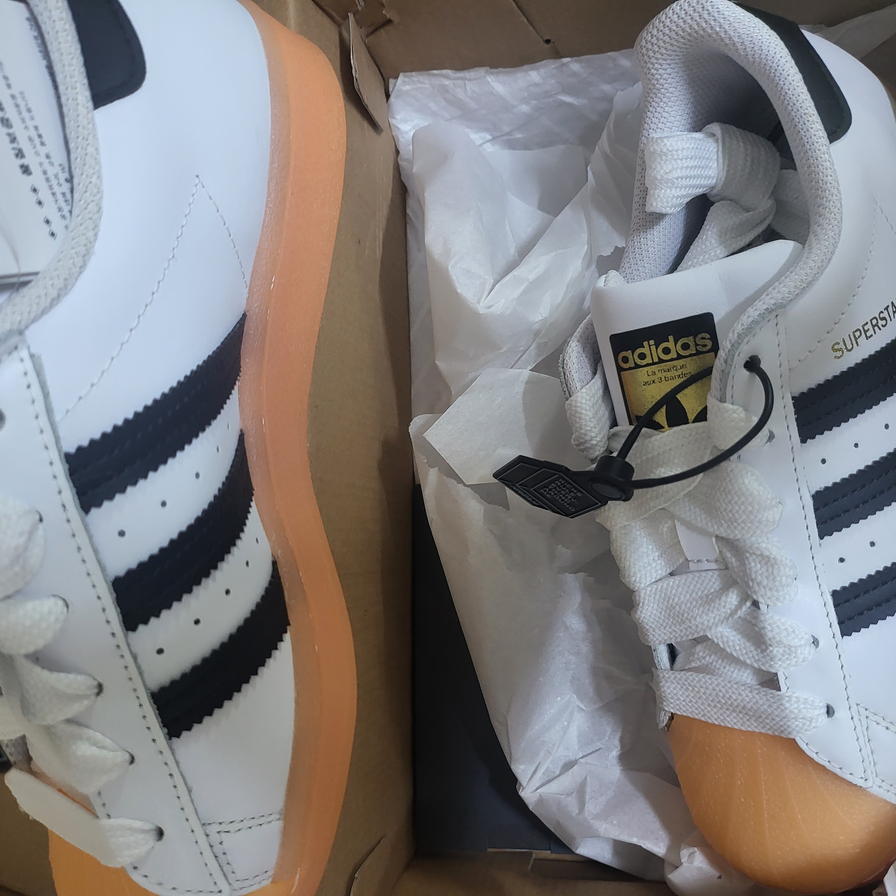 (W) Adidas Superstar White Black Haze Coral 착용 스타일 - 1