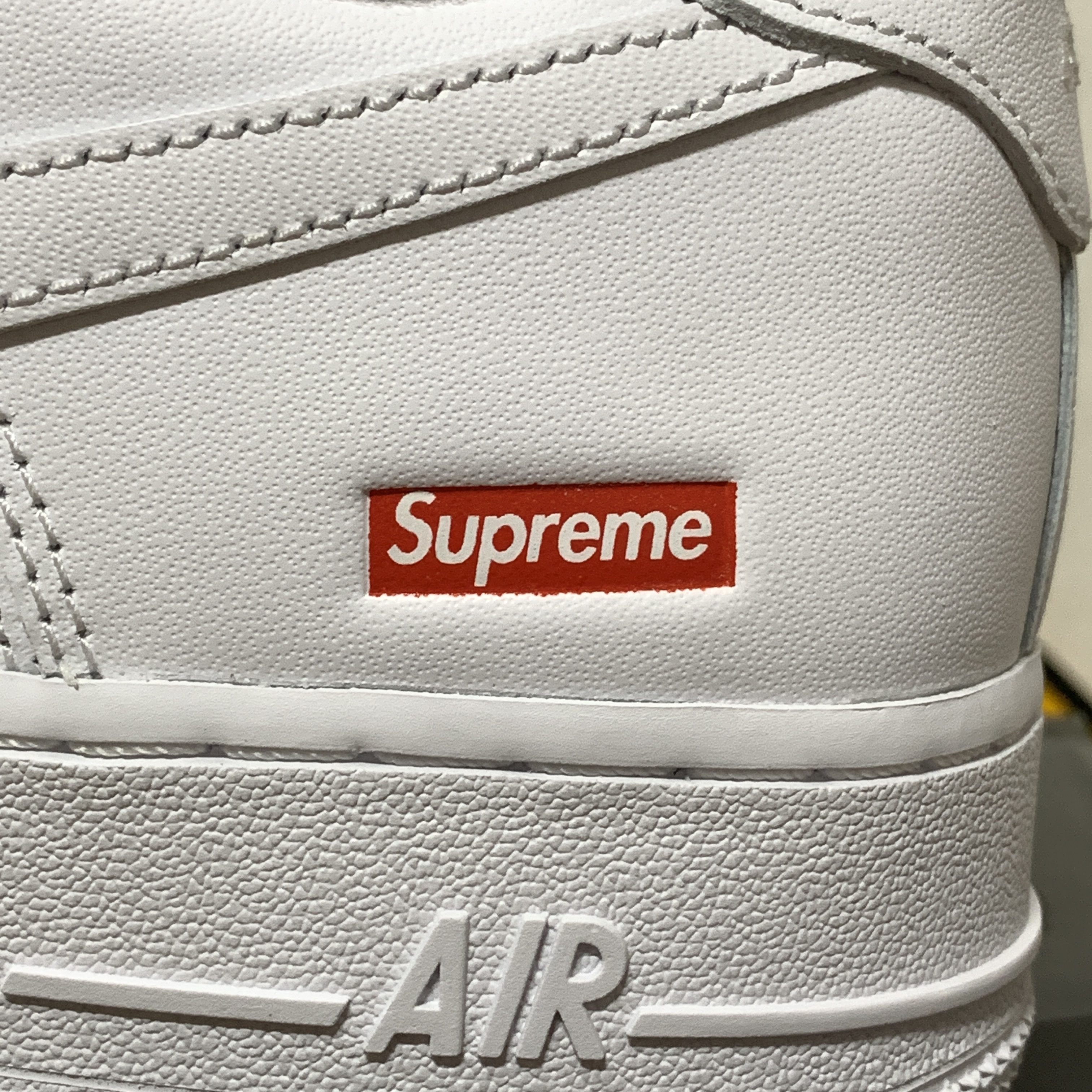 Nike x Supreme Air Force 1 Low White 착용 스타일 - 2
