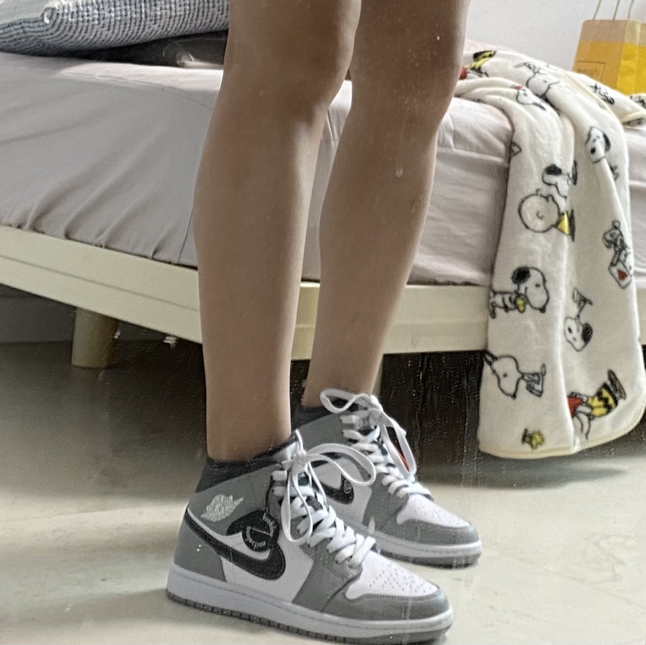 Jordan 1 Mid Light Smoke Grey Anthracite, (GS) Jordan 1 Mid Light Smoke Grey Anthracite 착용 스타일 - 2