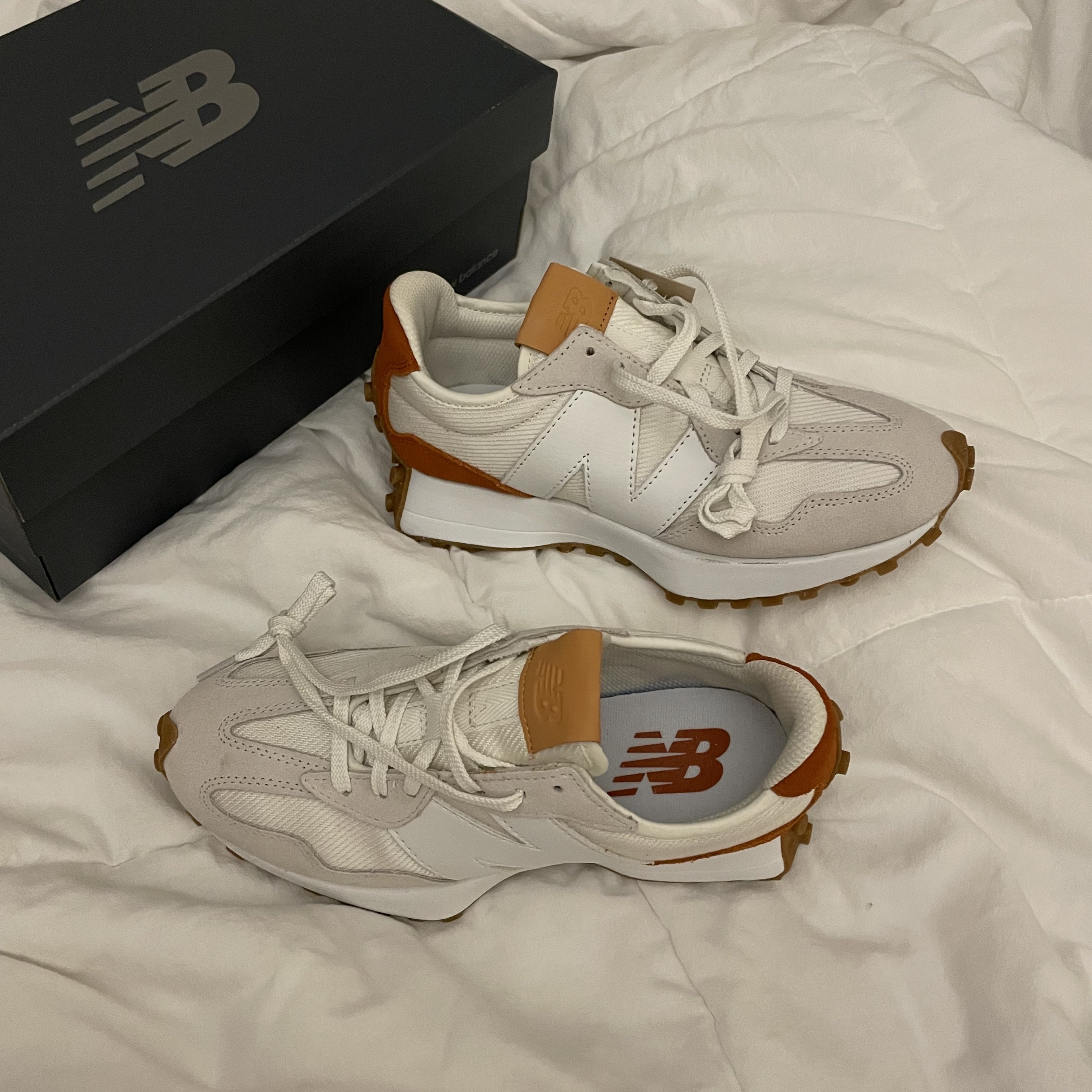 (W) New Balance 327 Beige Brown 착용 스타일