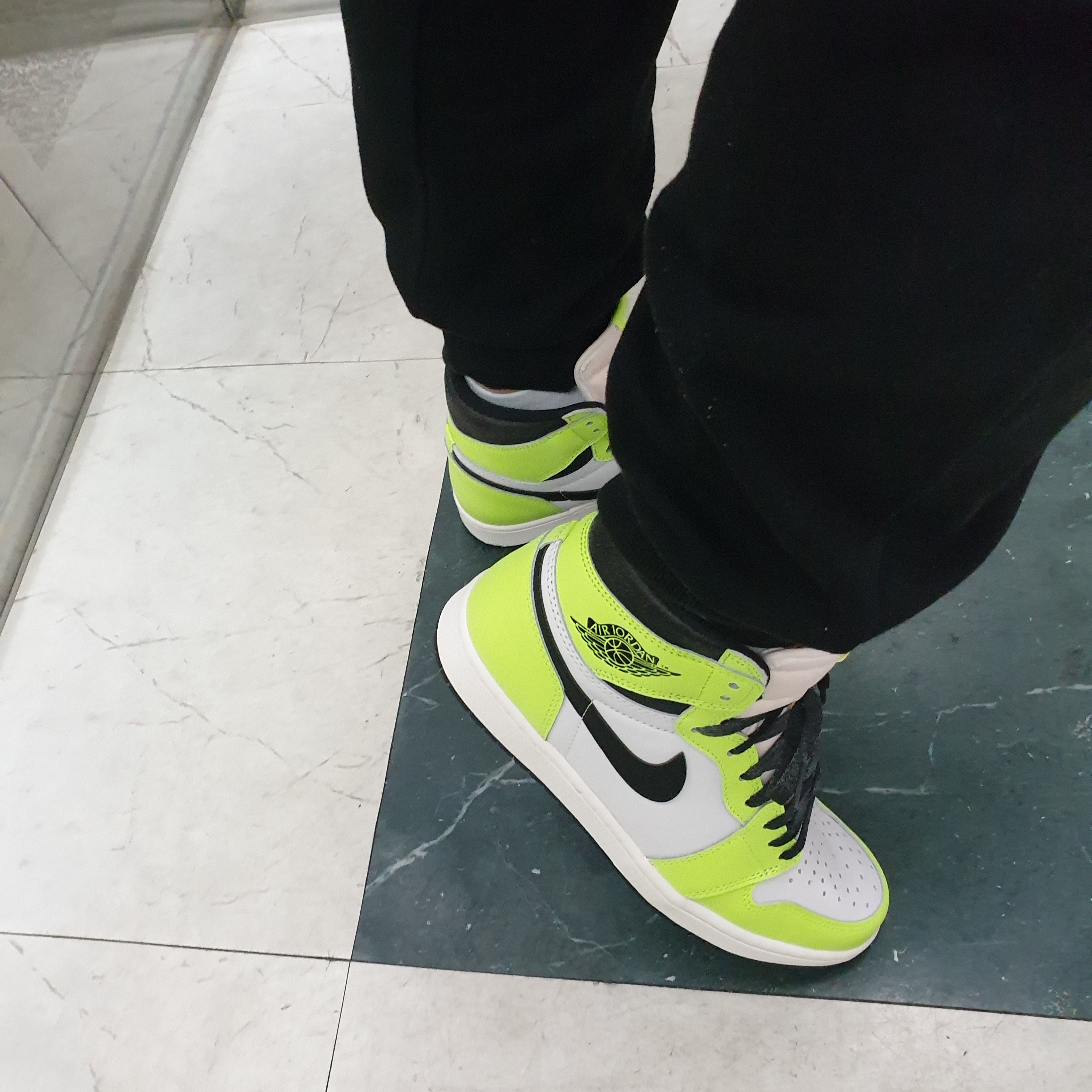 Jordan 1 Retro High OG Volt 착용 스타일 - 2