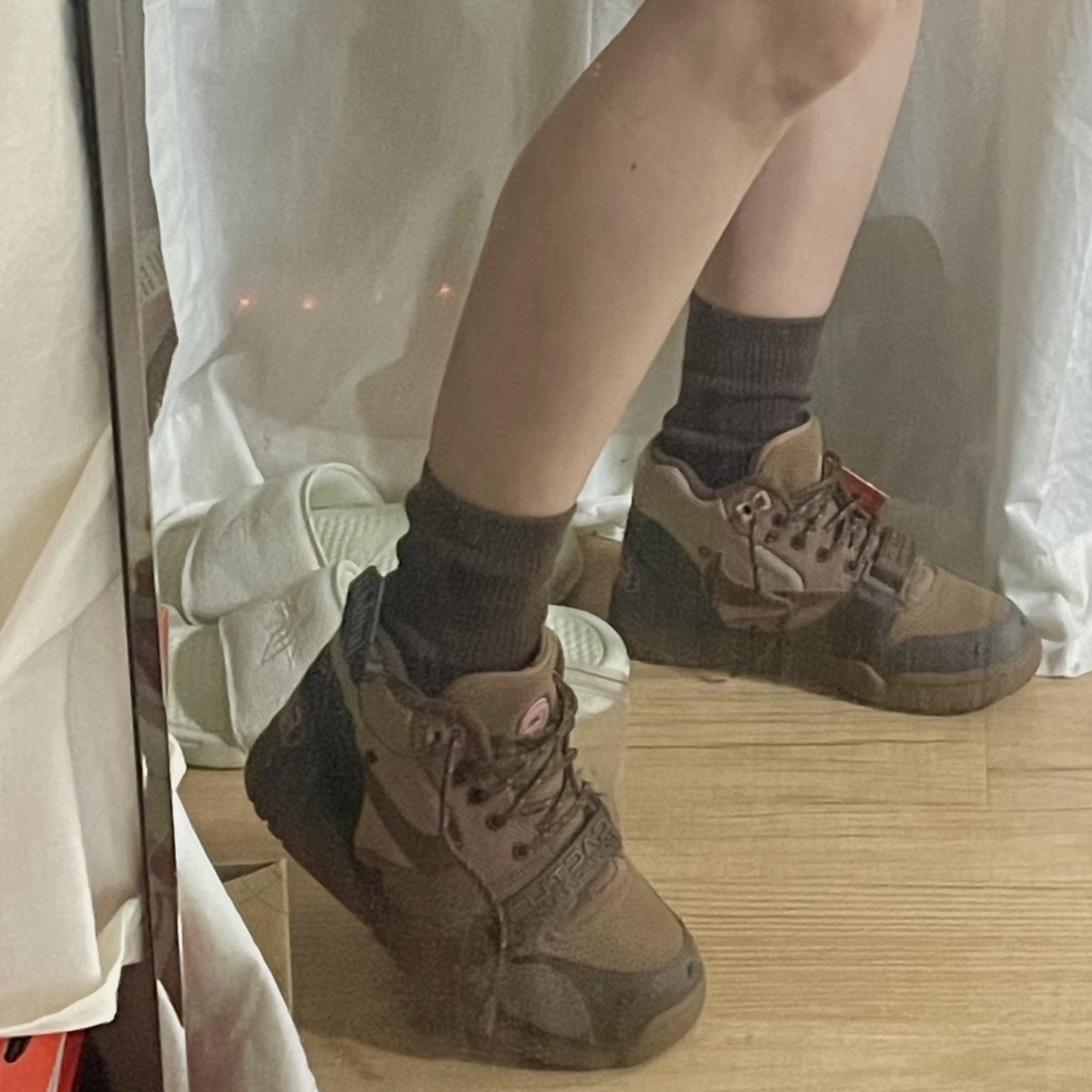 Nike x Travis Scott Air Trainer 1 Archaeo Brown and Rust Pink 착용 스타일 - 3