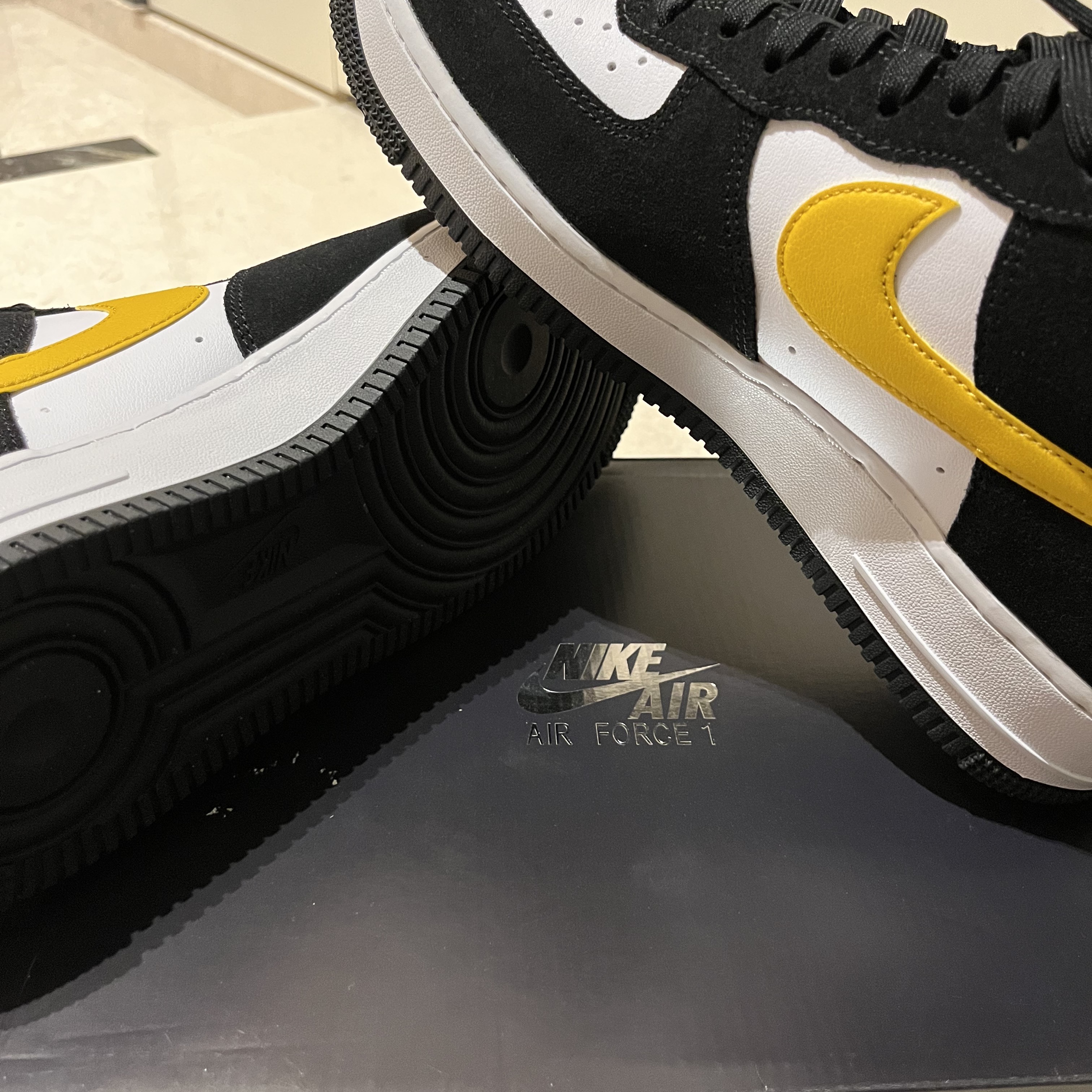 Nike Air Force 1 '07 LV8 Athletic Club Black Dark Sulfur 착용 스타일