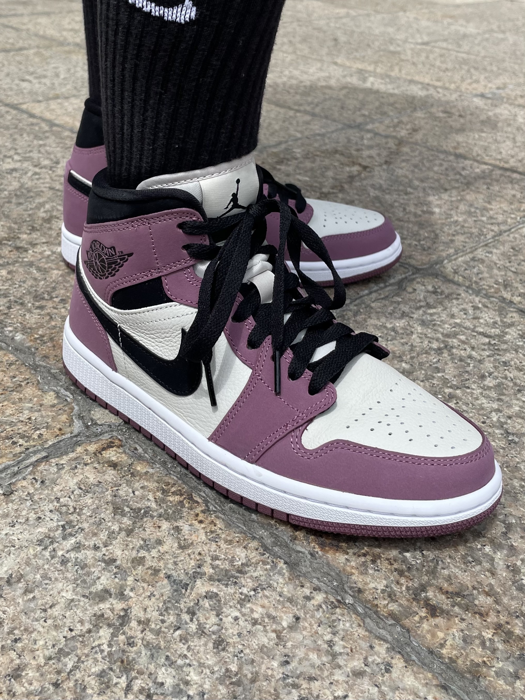 (W) Jordan 1 Mid SE Light Mulberry 착용 스타일 - 3