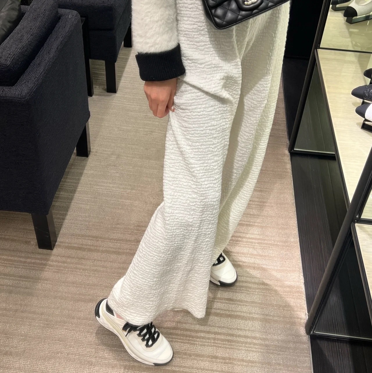 (W) Chanel Mixed Fibers Sneakers Velvet Calfskin & Gold Ivory 착용 스타일 - 3