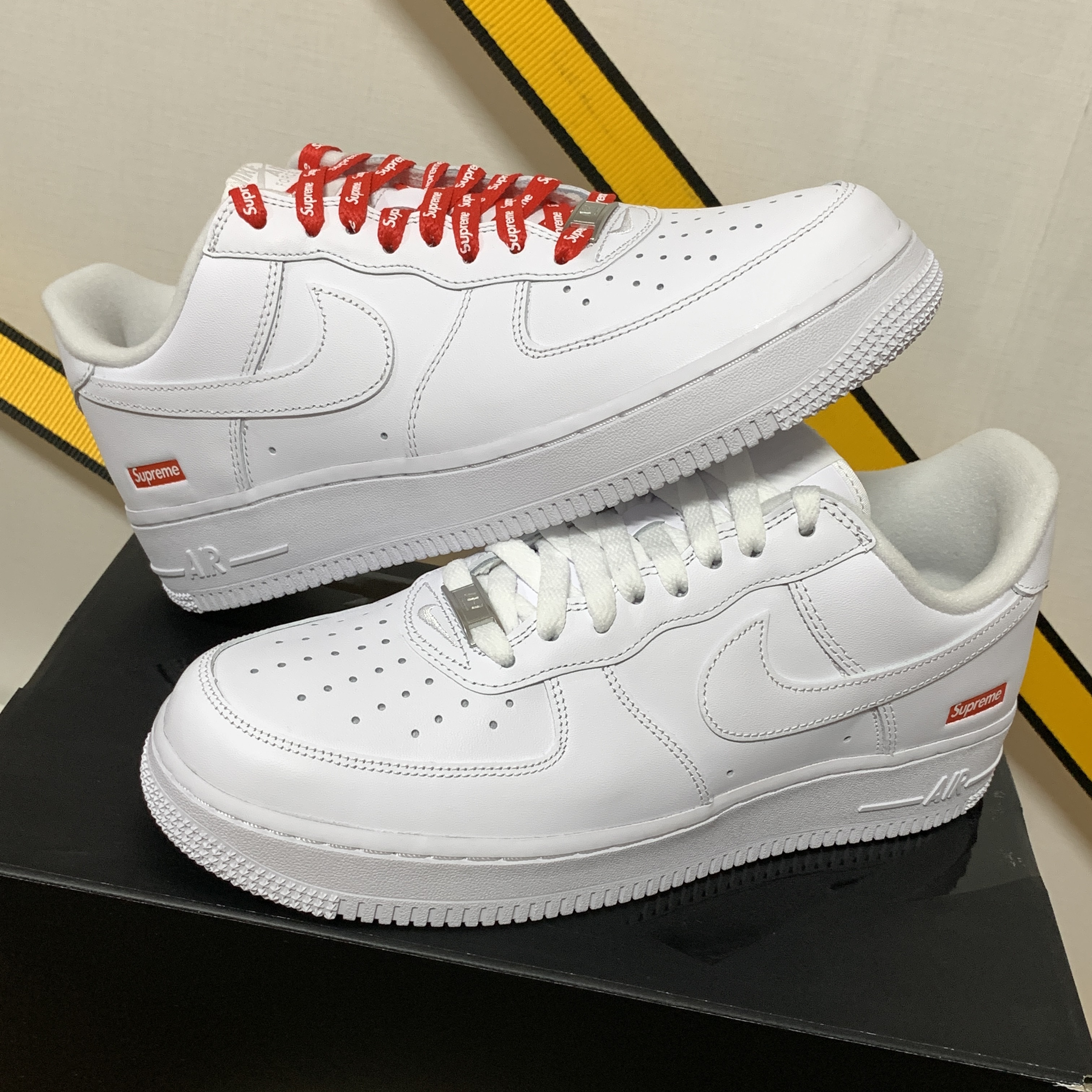 Nike x Supreme Air Force 1 Low White 착용 스타일 - 5