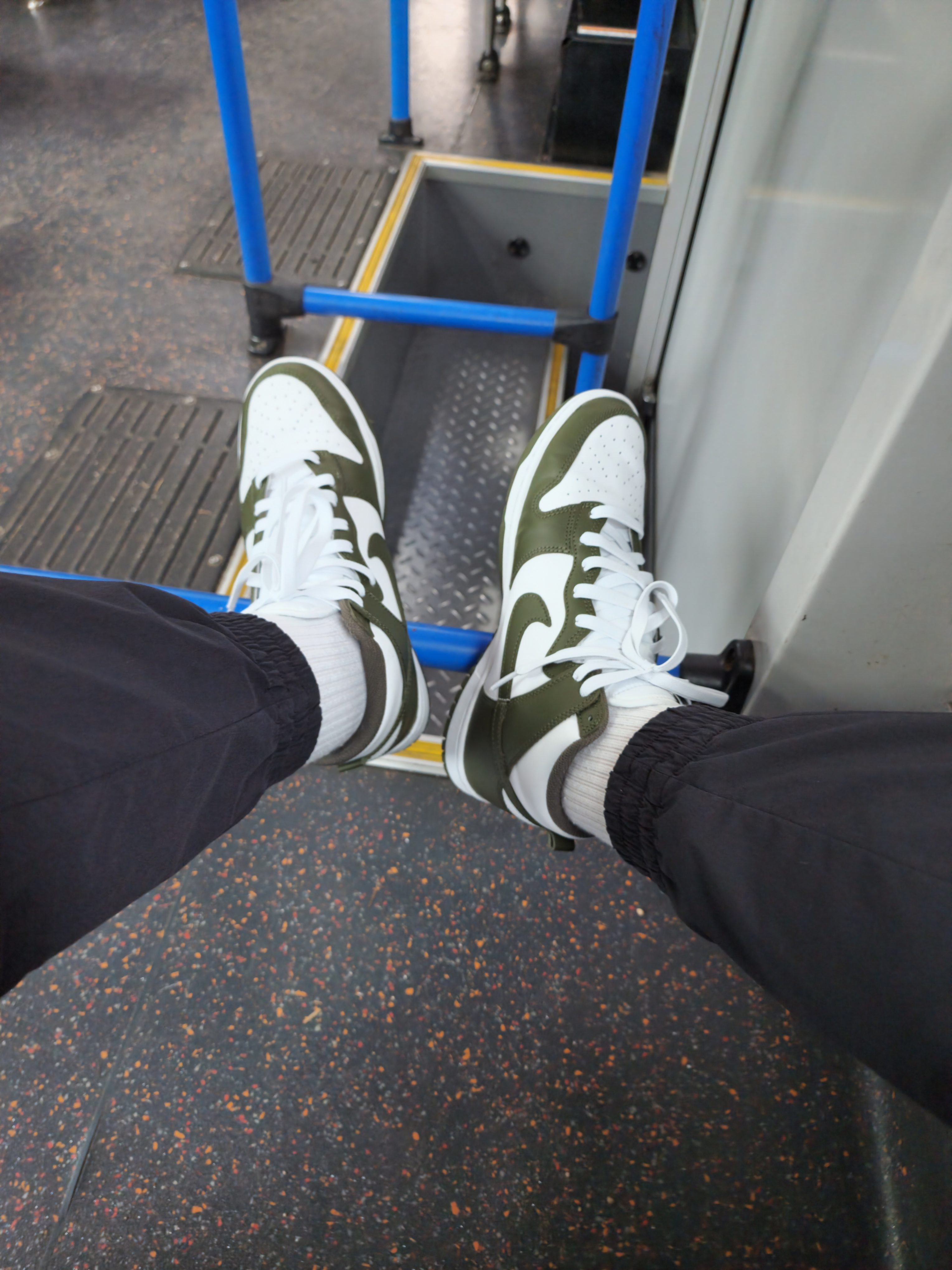 Nike Dunk High Retro Championship Khaki 착용 스타일