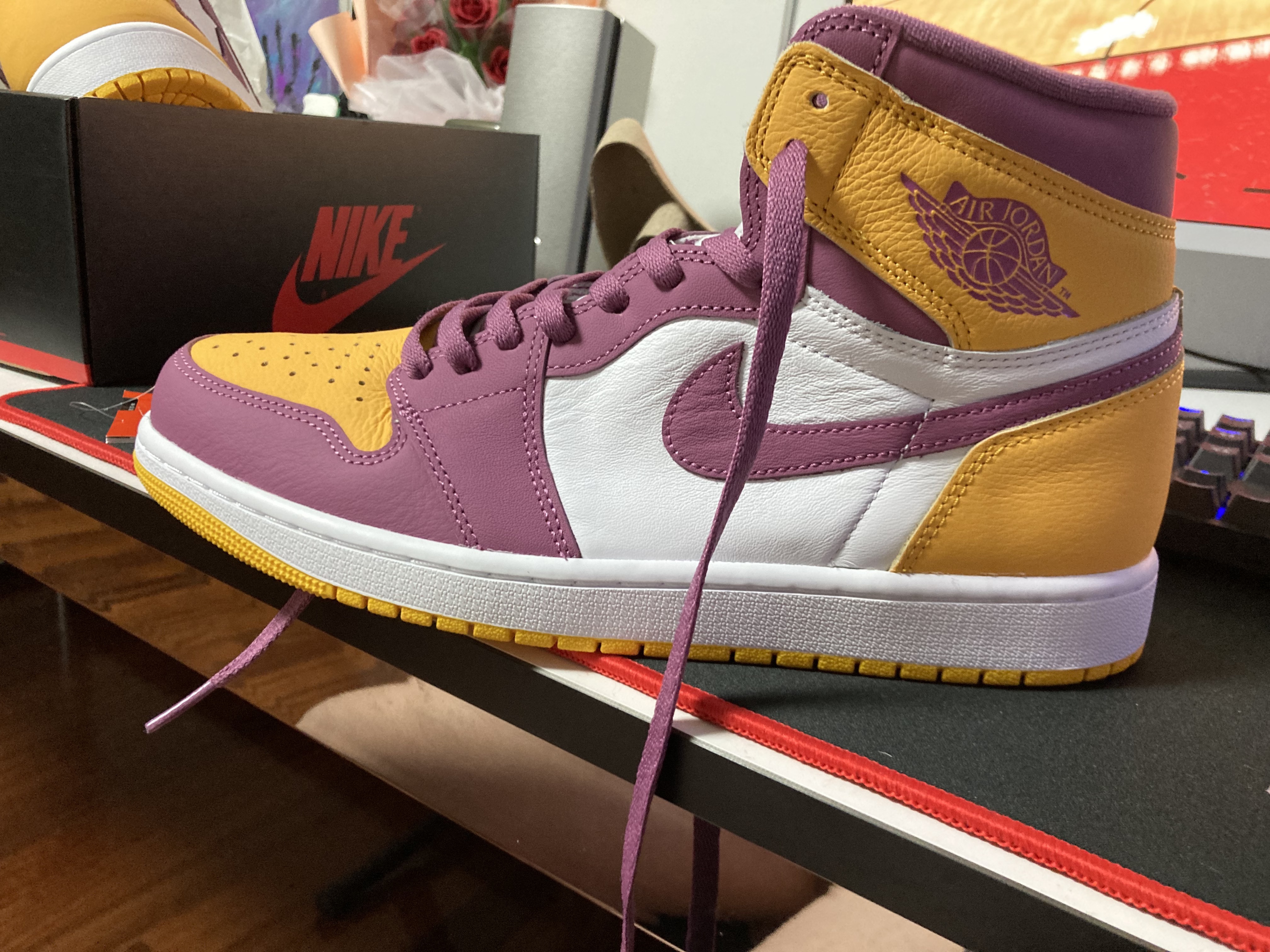 Jordan 1 Retro High OG University Gold Light Bordeaux 착용 스타일