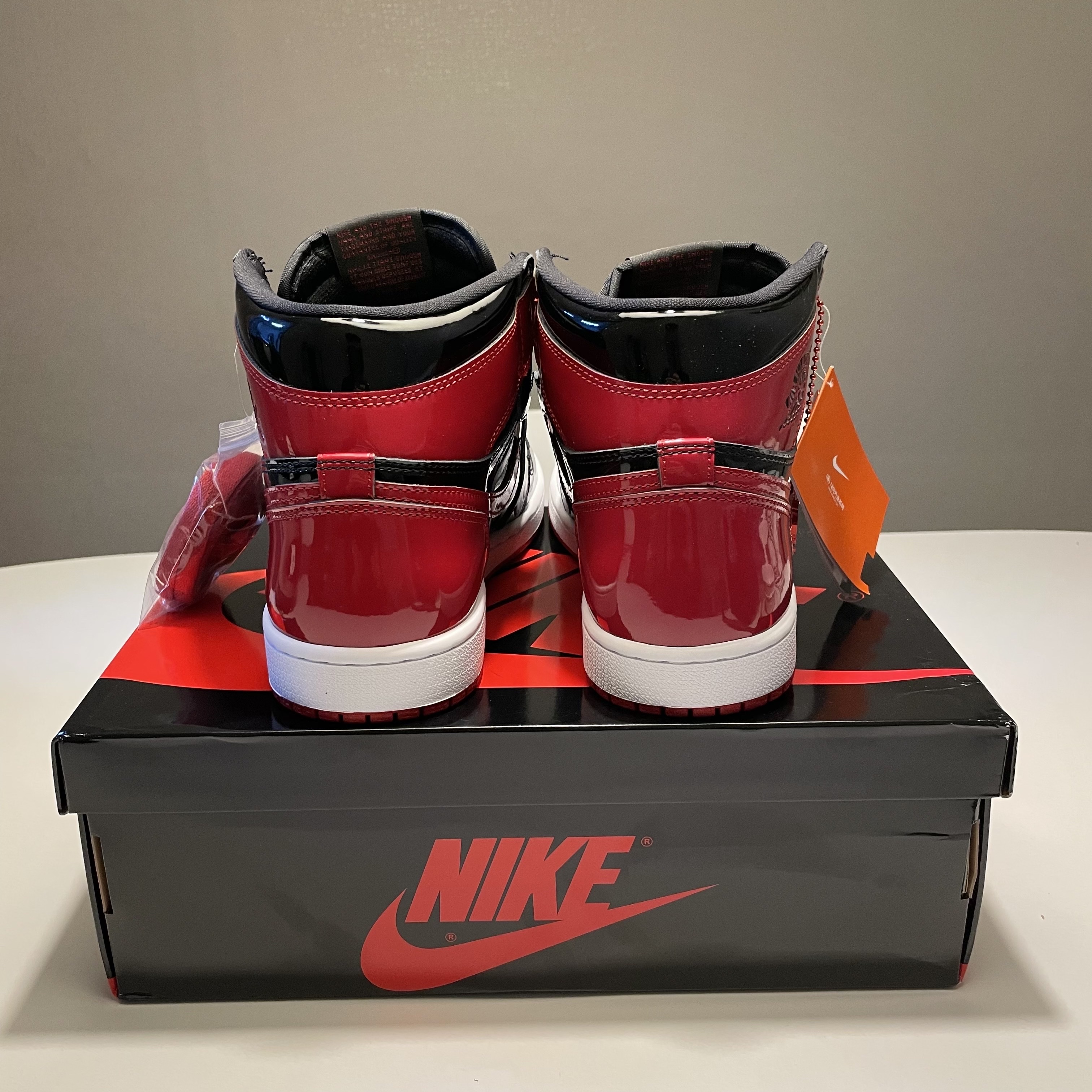 Jordan 1 Retro High OG Patent Bred 착용 스타일 - 4