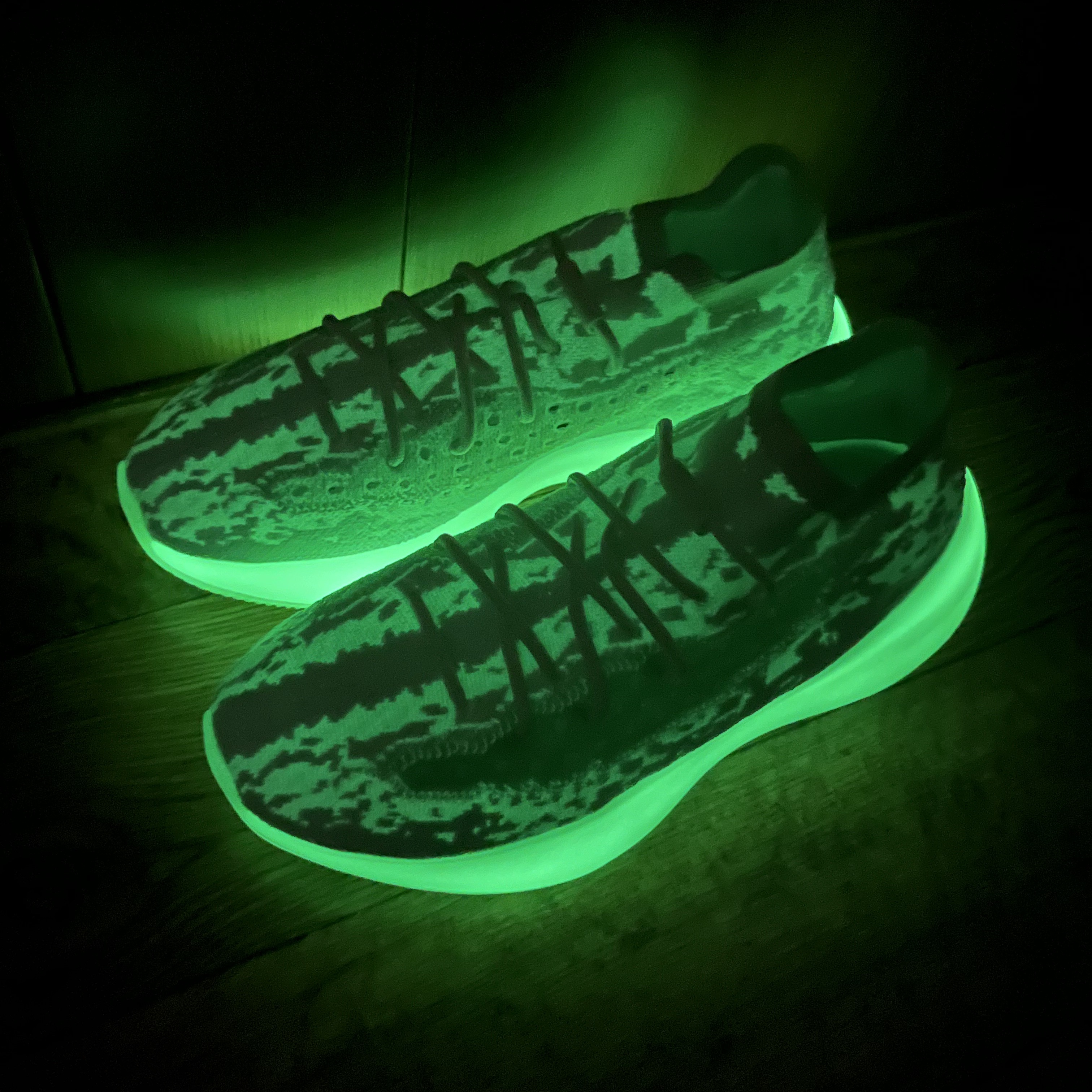 Adidas Yeezy Boost 380 Calcite Glow 착용 스타일