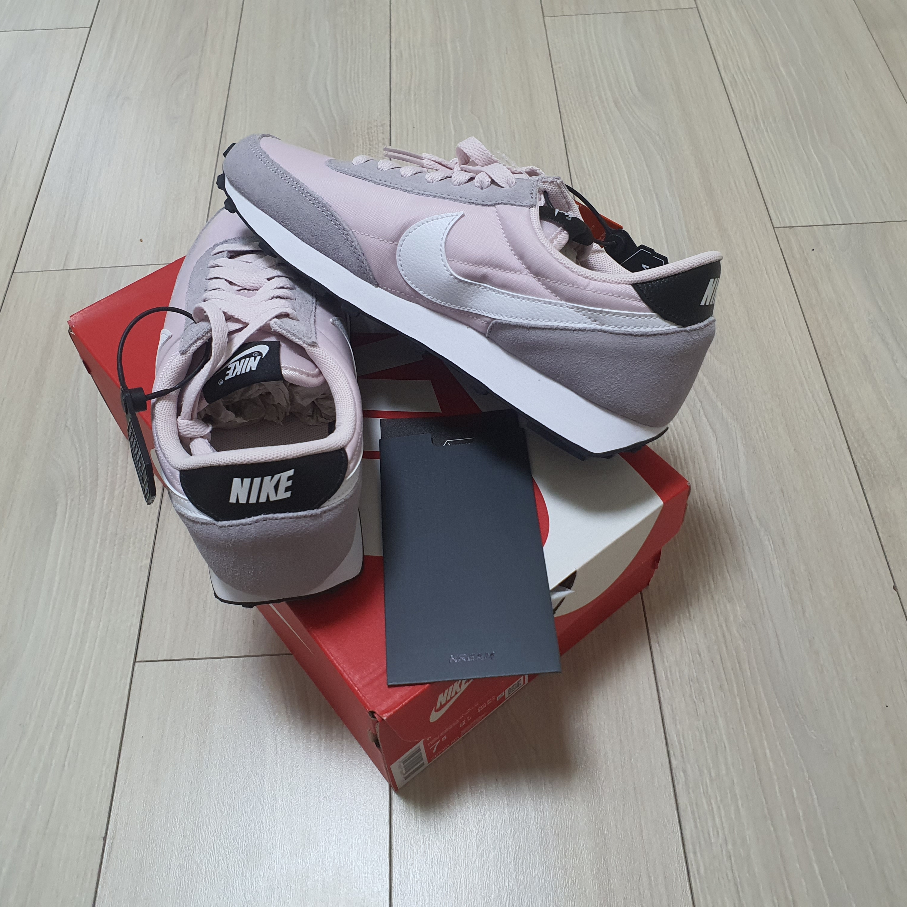 (W) Nike Daybreak Barely Rose 착용 스타일 - 1