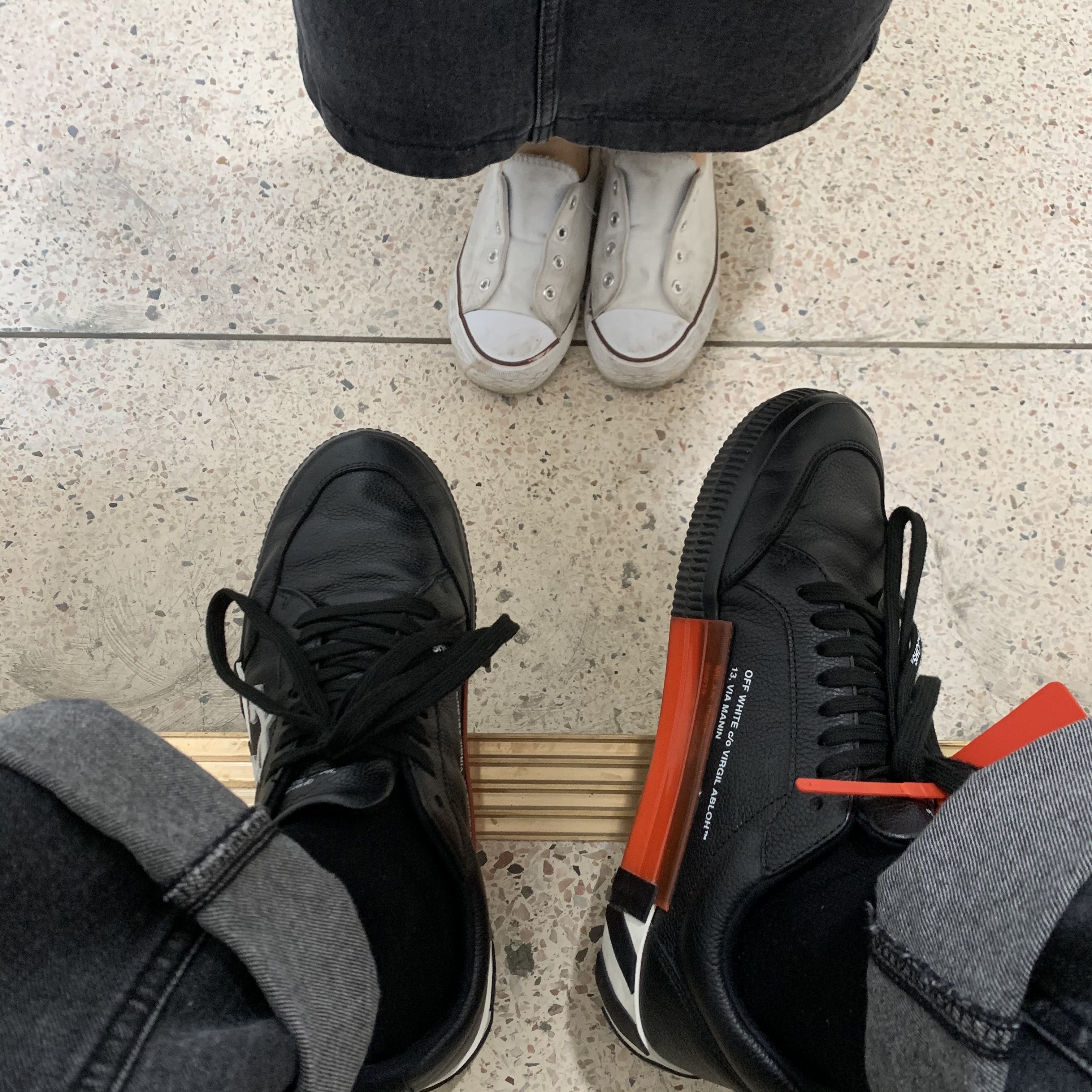 (W) Off-White Arrow Low Vulcanized Sneakers Black 착용 스타일 - 2