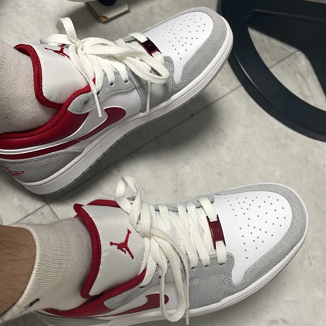 Jordan 1 Low SE Light Smoke Grey Gym Red 착용 스타일 - 1