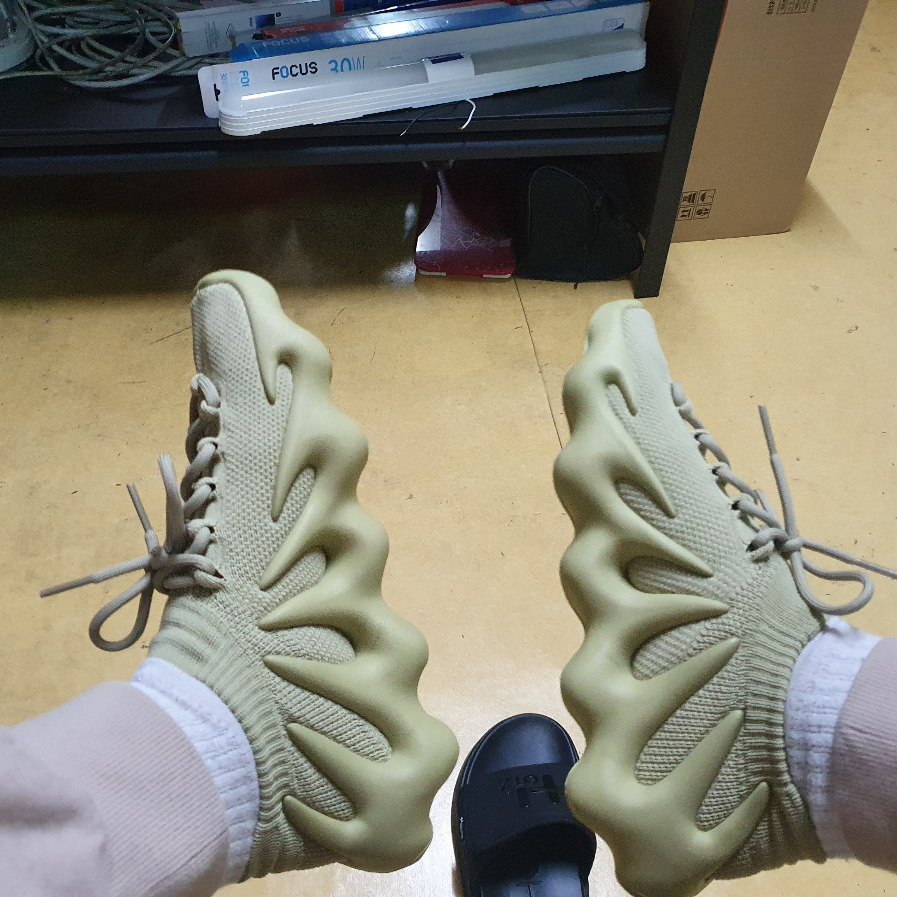 Adidas Yeezy 450 Resin 착용 스타일 - 5