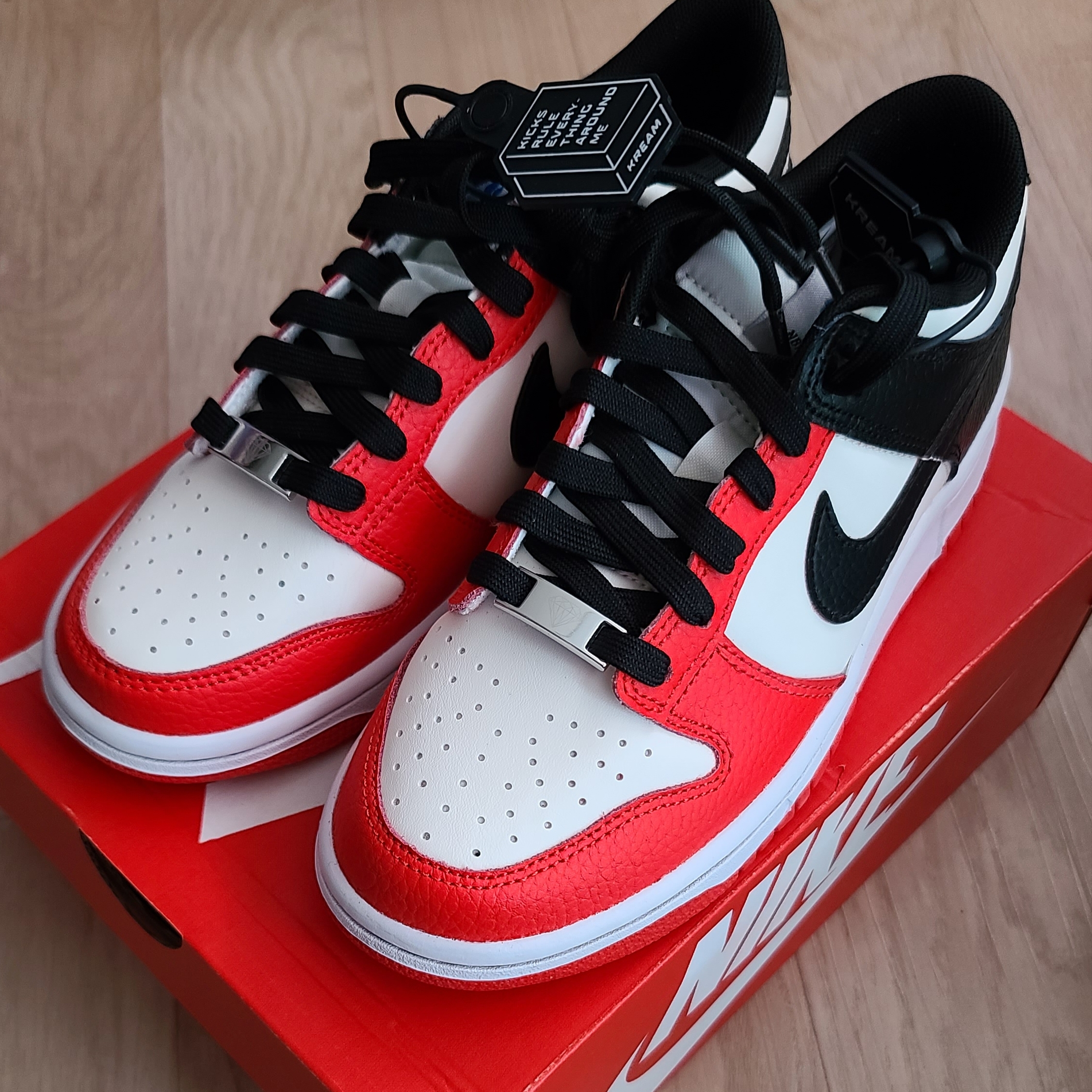 (GS) Nike x NBA Dunk Low Black and Chile Red 착용 스타일 - 1