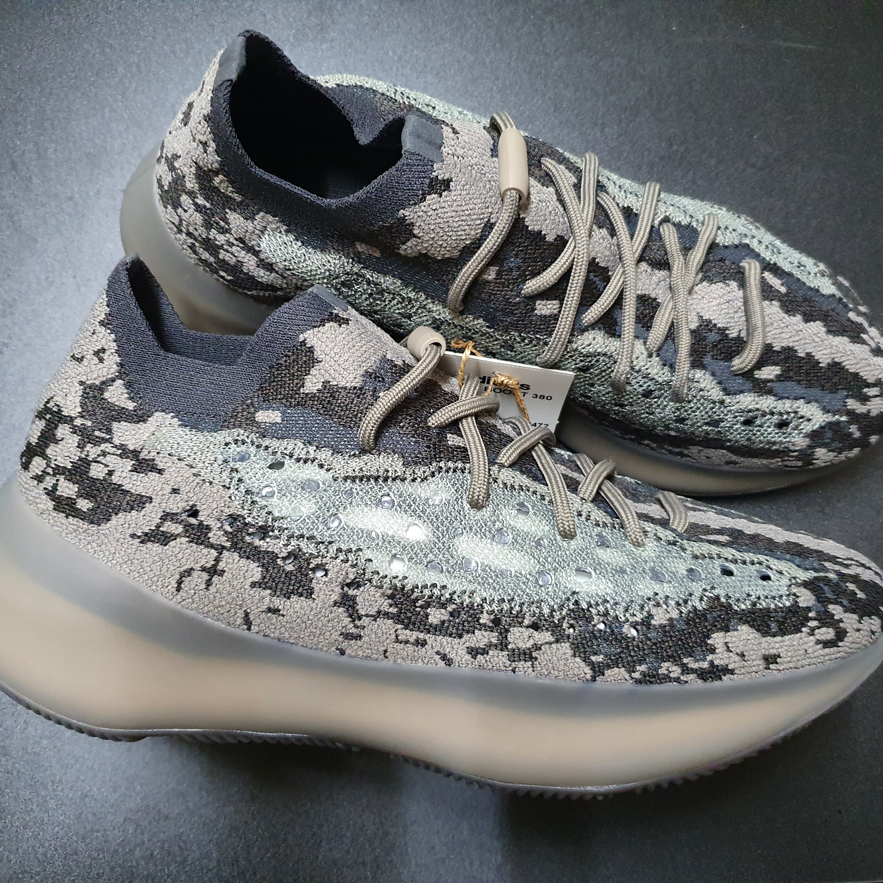 Adidas Yeezy Boost 380 Stone Salt 착용 스타일 - 2