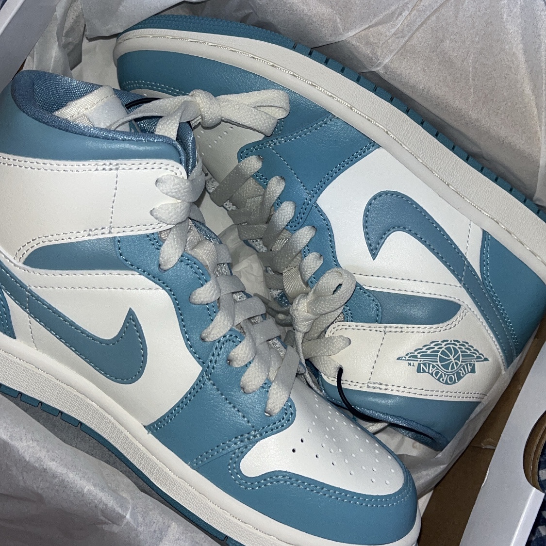 (W) Jordan 1 Mid Sail and Worn Blue 착용 스타일