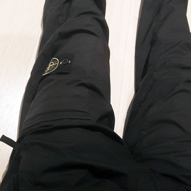 Stone Island 31303 Stretch Cotton Tela Paracadute Cargo Pants Black - 22SS 착용 스타일 - 1