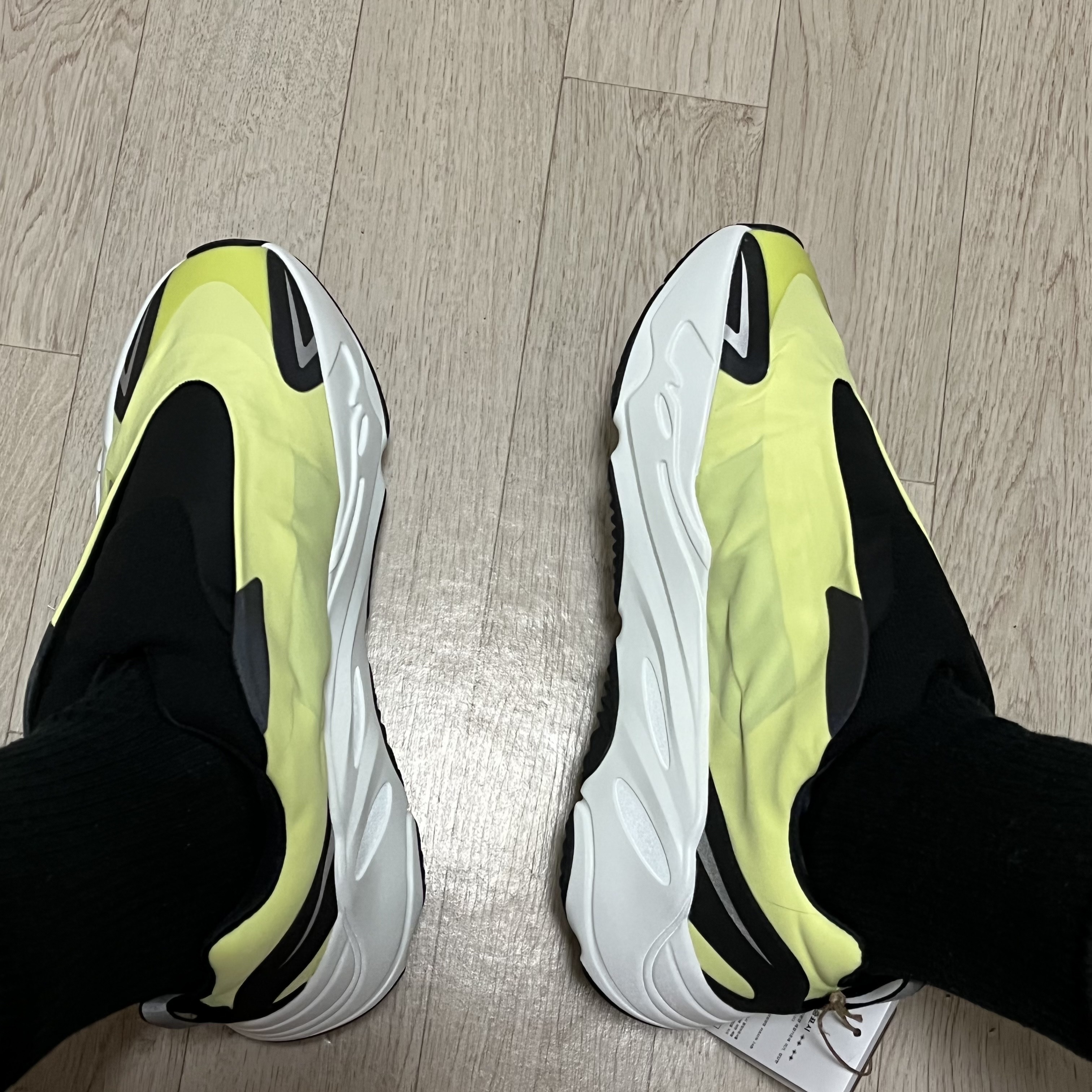 Adidas Yeezy Boost 700 MNVN Phosphor 착용 스타일