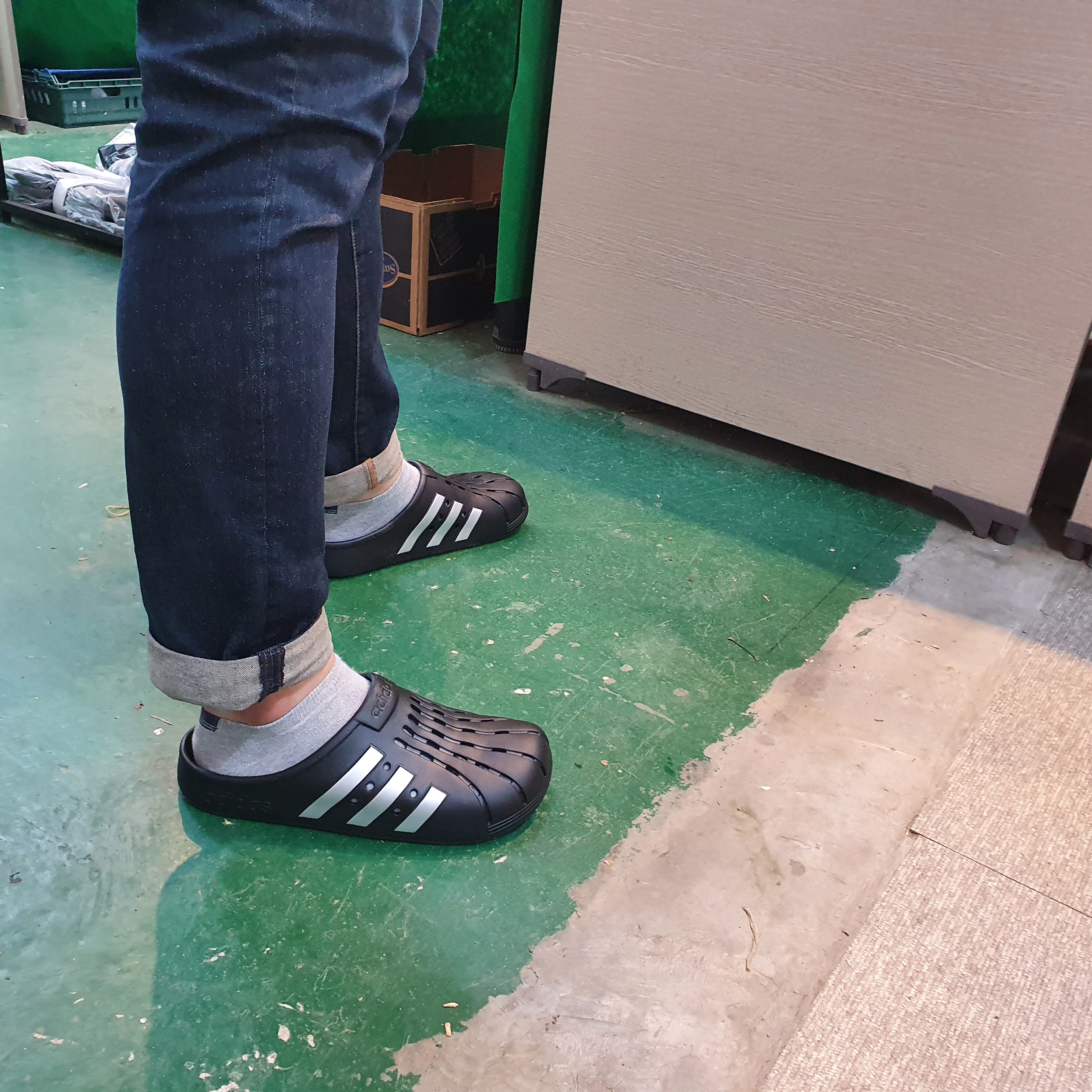 Adidas Adilette Clog White Black 착용 스타일 - 2