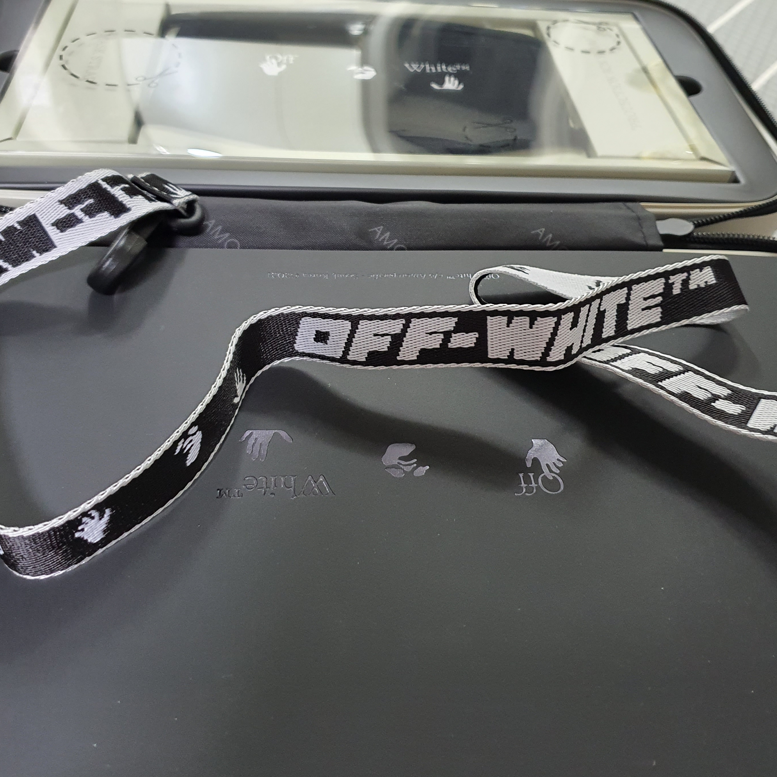 Off-White x Amore Pacific Protection Box (Without Cosmetics) 착용 스타일