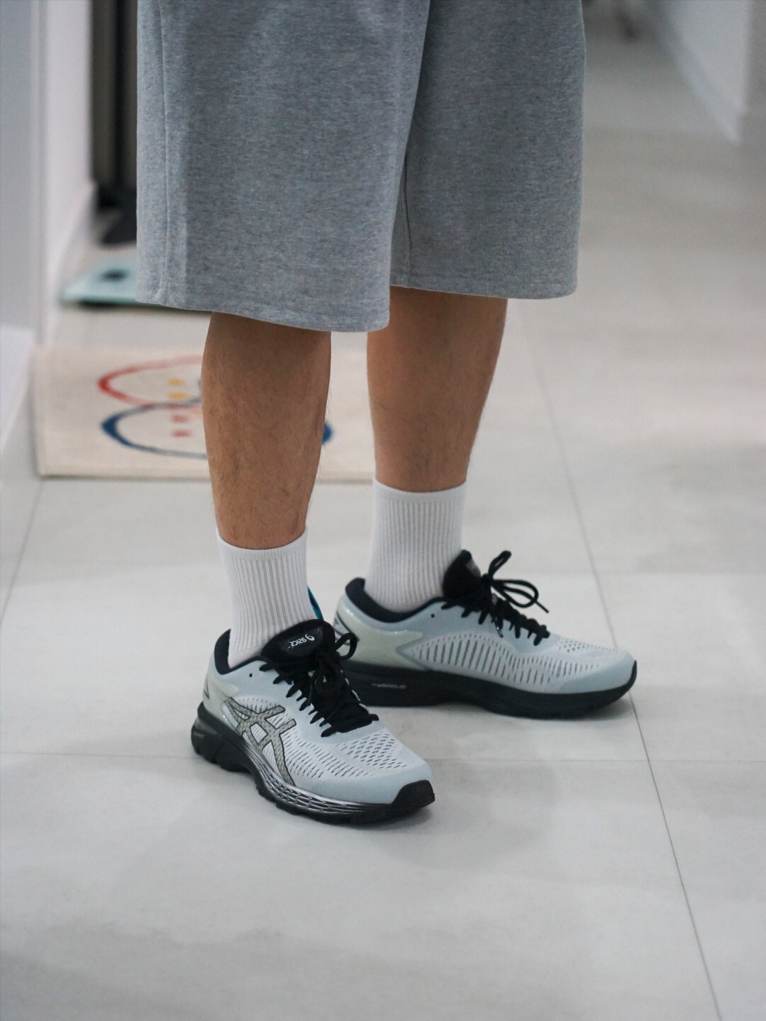Asics Gel-Kayano 25 Glacier Grey 착용 스타일 - 2