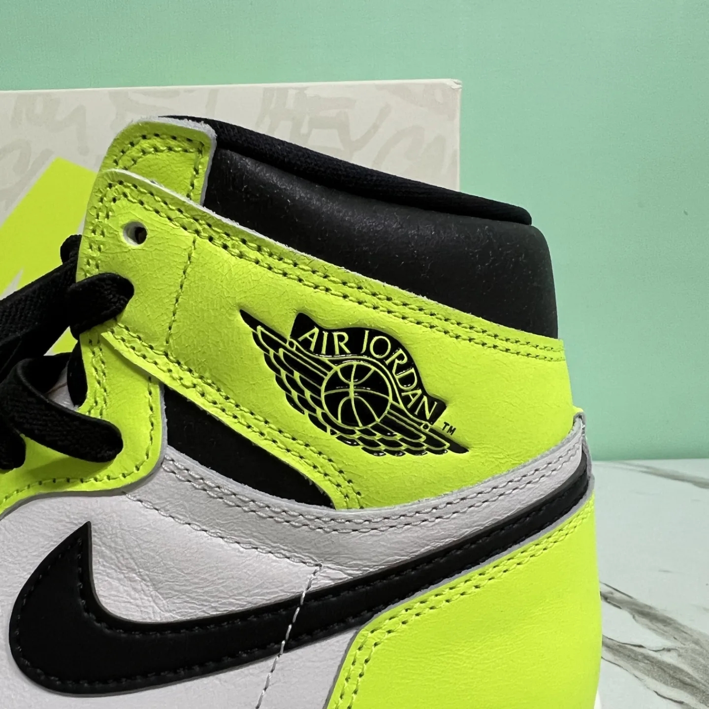 Jordan 1 Retro High OG Volt 착용 스타일 - 4